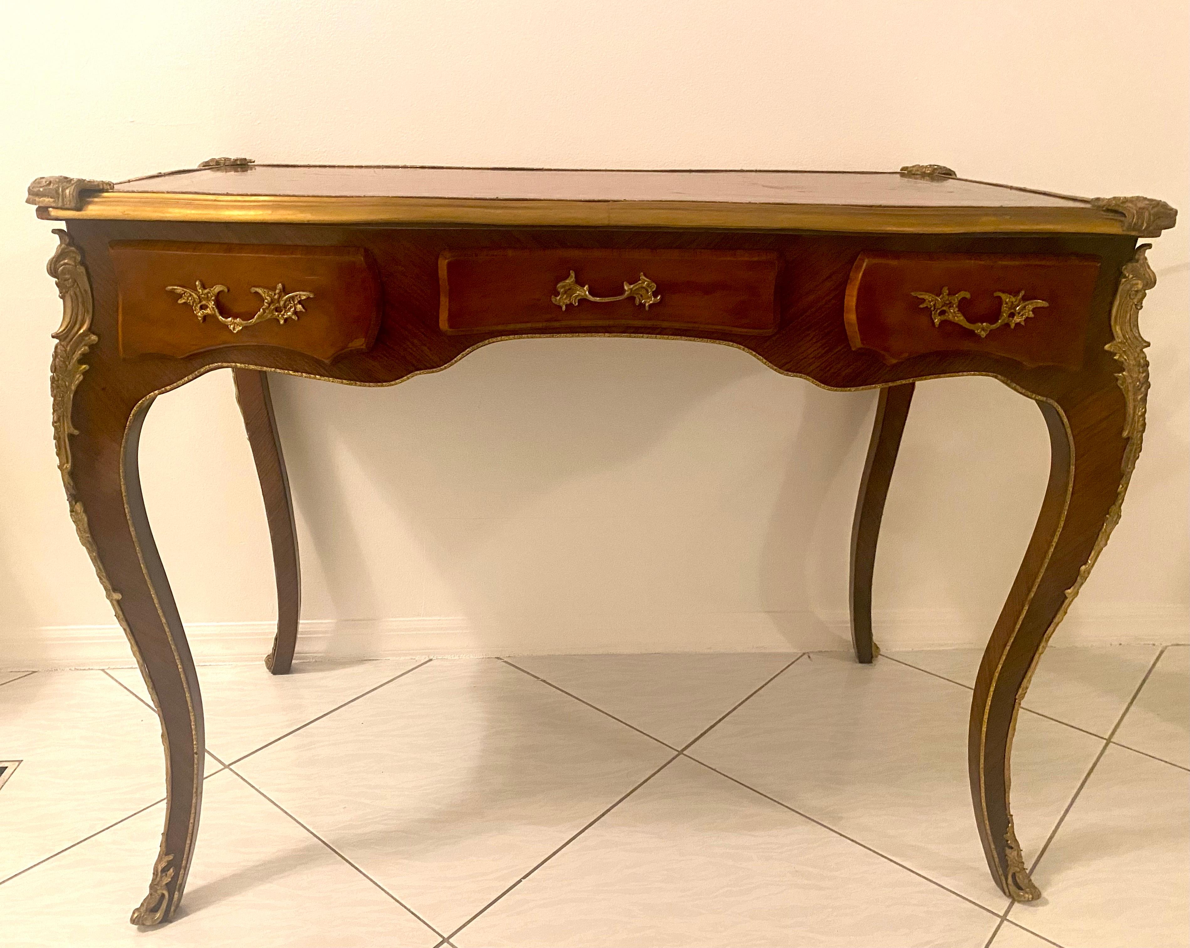 Dorato Scrivania in stile Impero francese con supporti in metallo dorato in vendita
