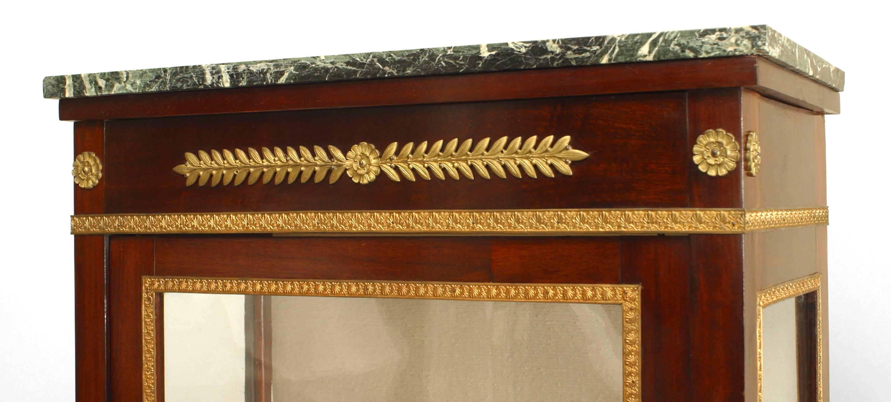 Mahagoni-Vitrine-Schrank im französischen Empire-Stil (Französisch) im Angebot