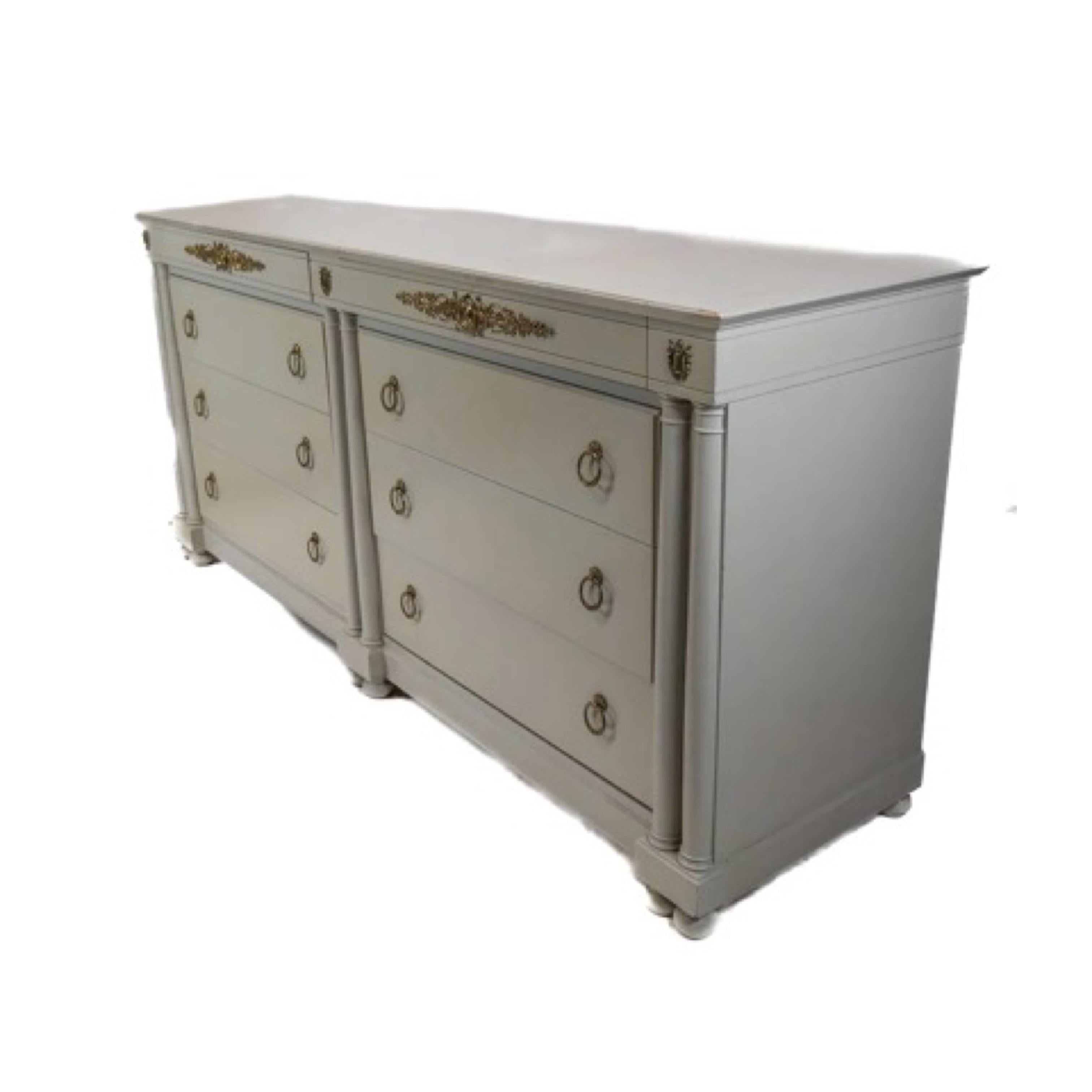 Commode double de style Empire français avec quincaillerie en métal doré. Nous avons un grand coffre assorti dans notre liste. Un grand classique de style empire français pour ajouter un peu d'architecture française à votre maison ou à votre projet