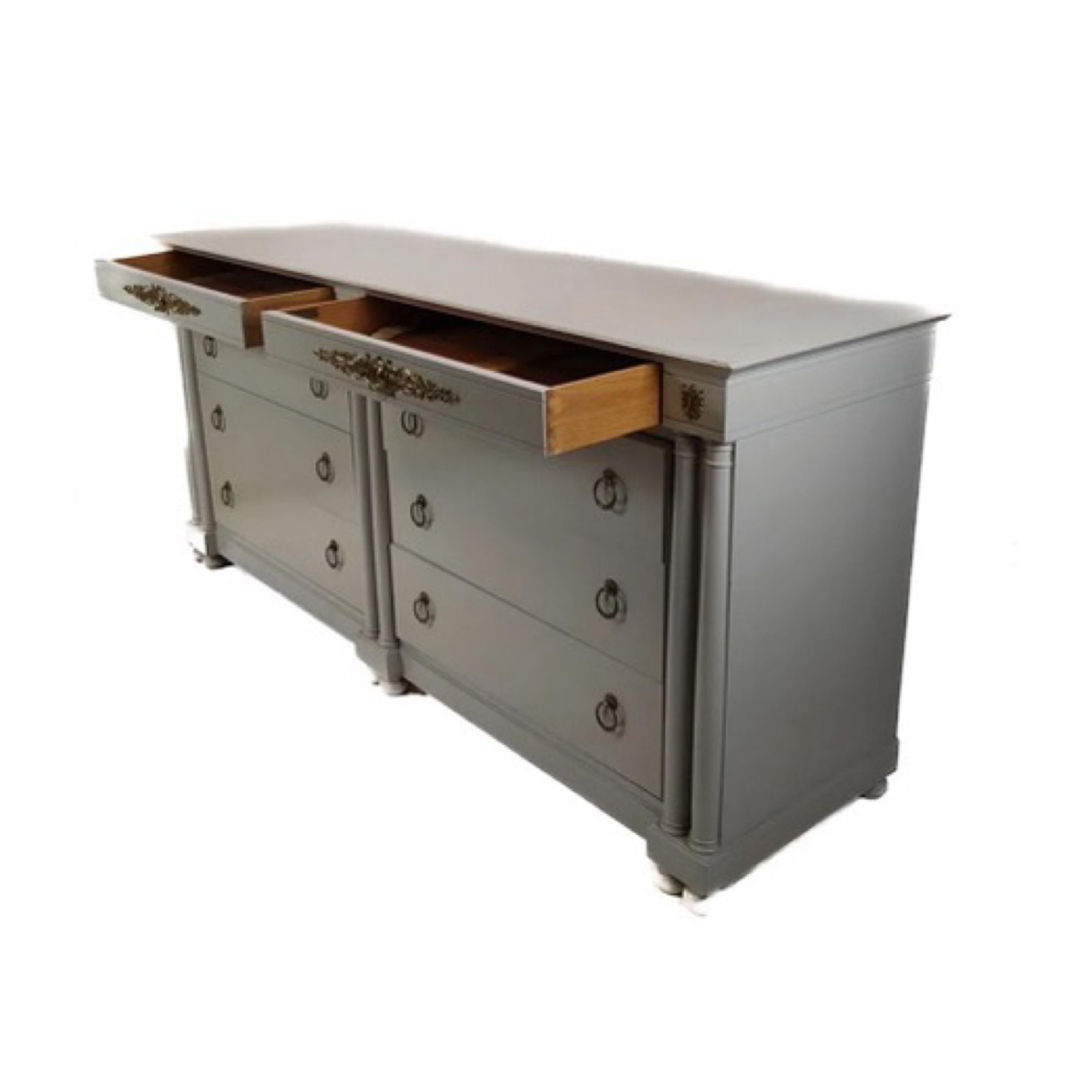 Américain Commode double de style Empire français en finition grise peinte en vente