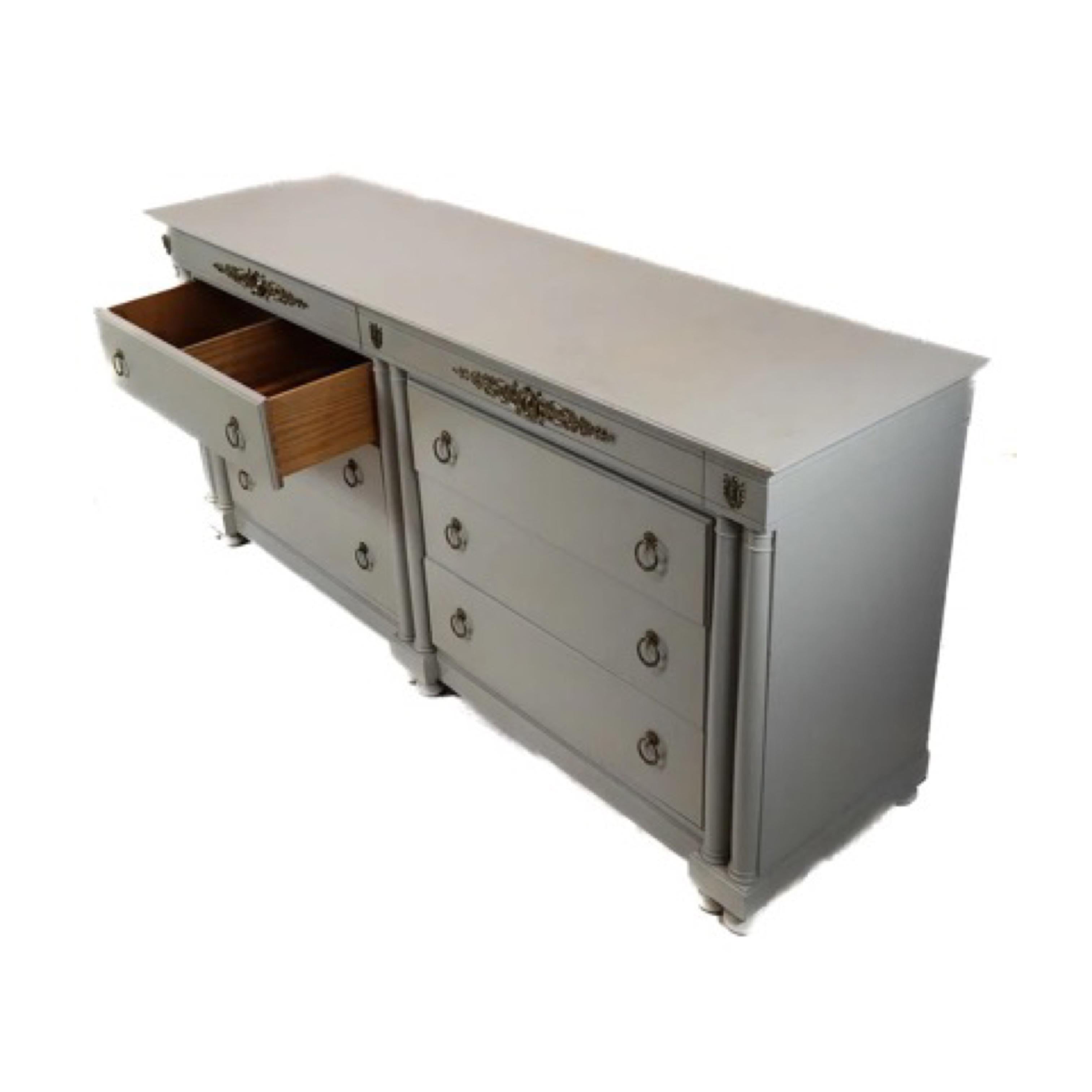 Commode double de style Empire français en finition grise peinte Bon état - En vente à Los Angeles, CA