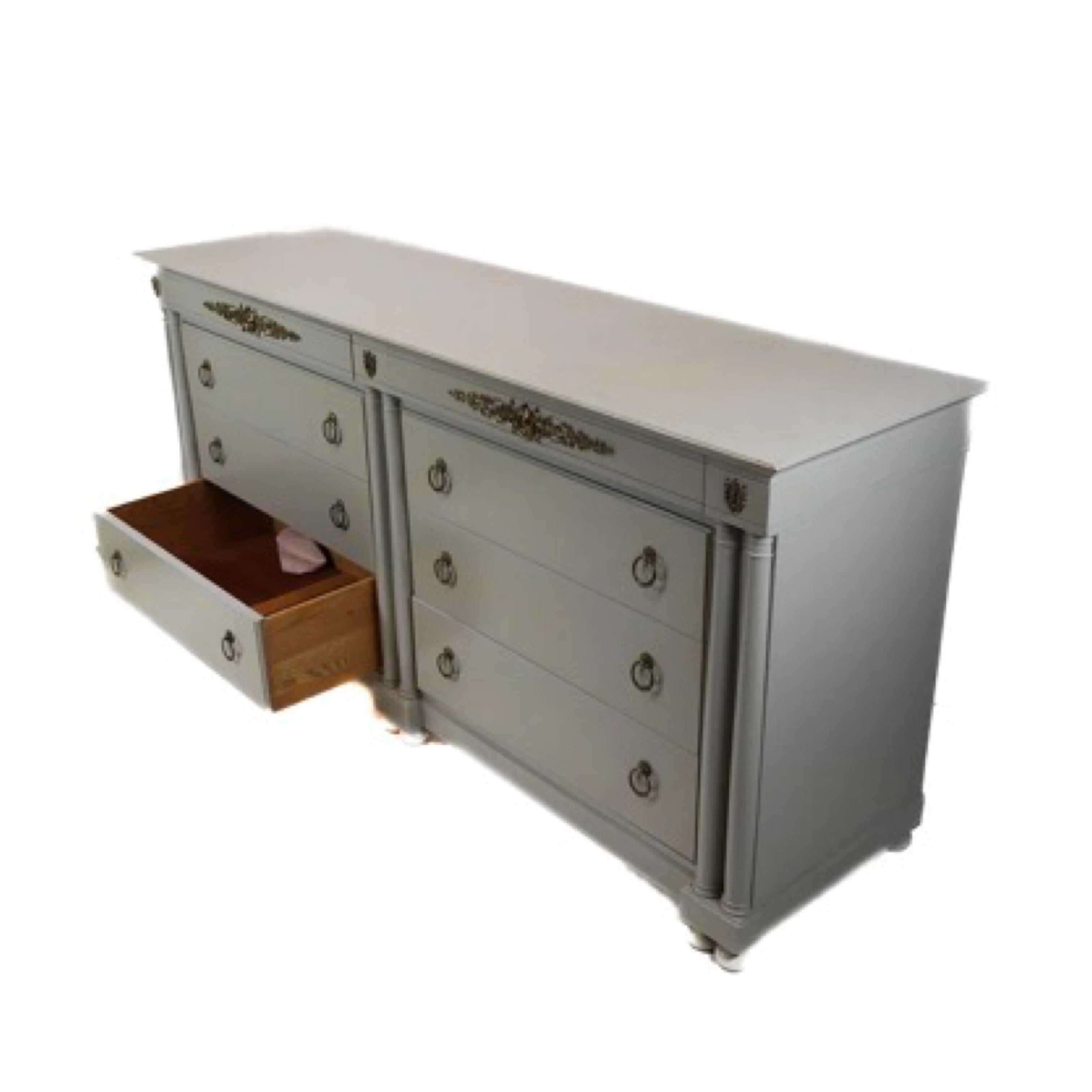 Milieu du XXe siècle Commode double de style Empire français en finition grise peinte en vente
