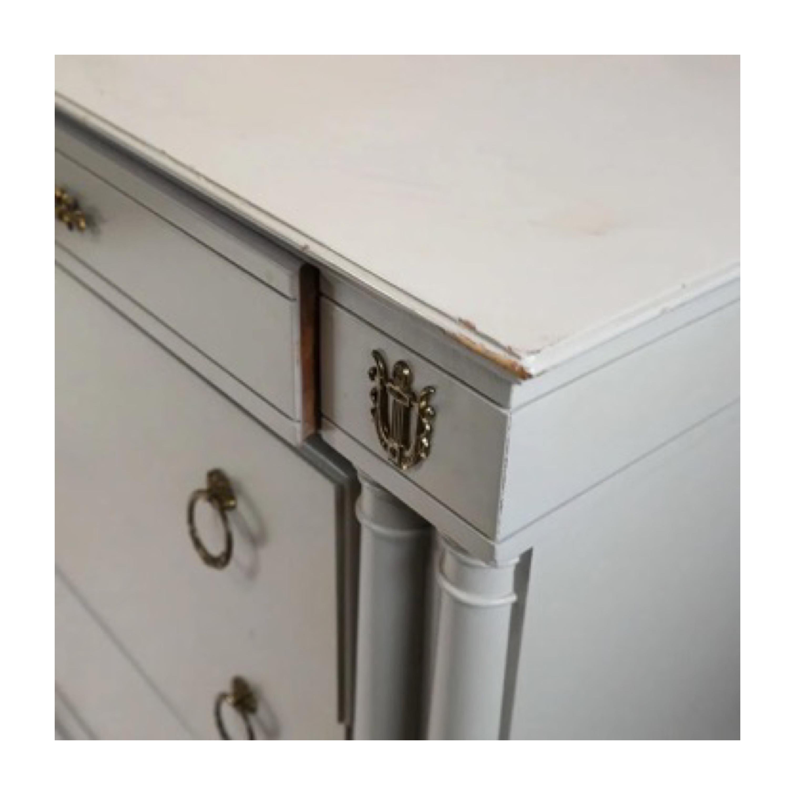 Commode double de style Empire français en finition grise peinte en vente 1