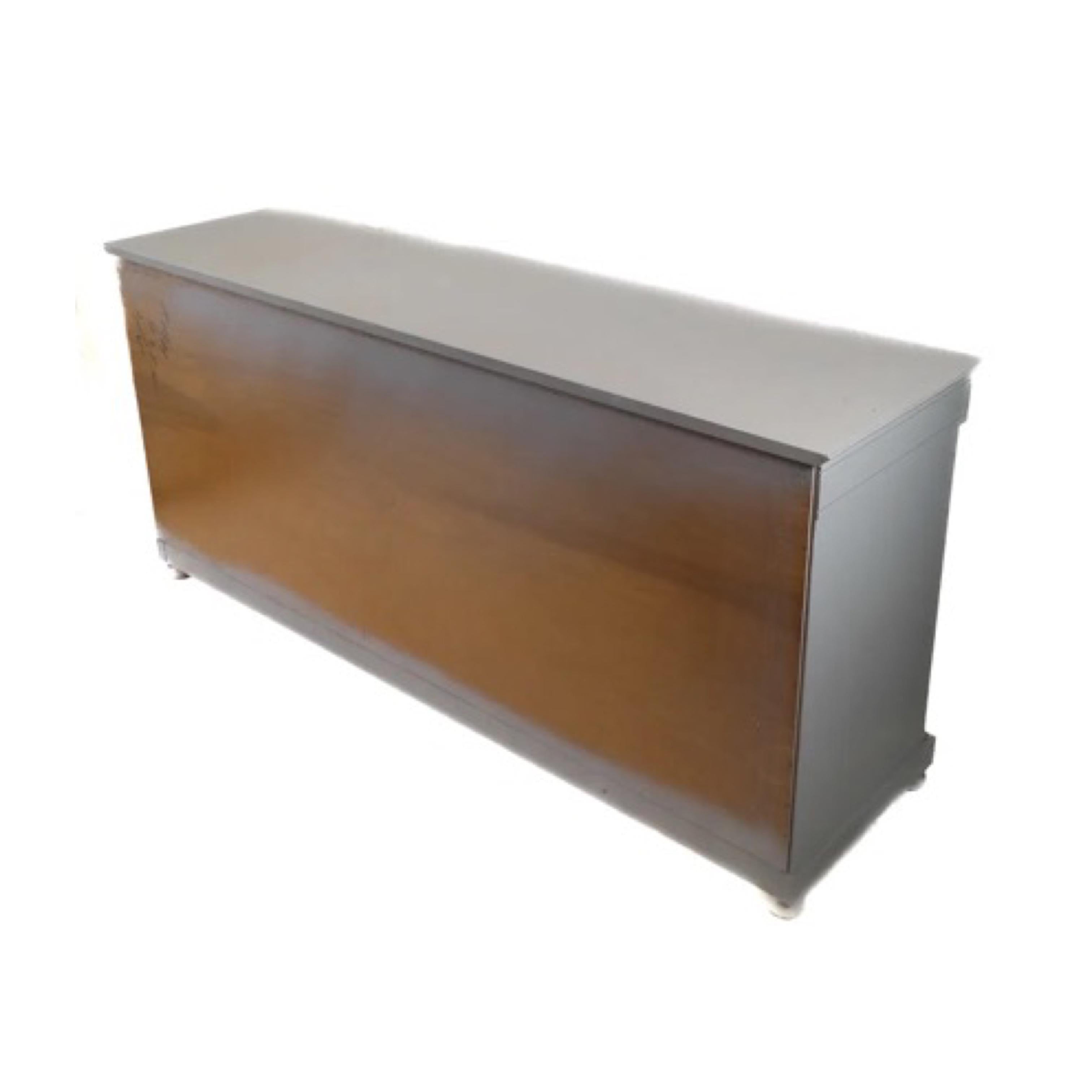 Commode double de style Empire français en finition grise peinte en vente 2