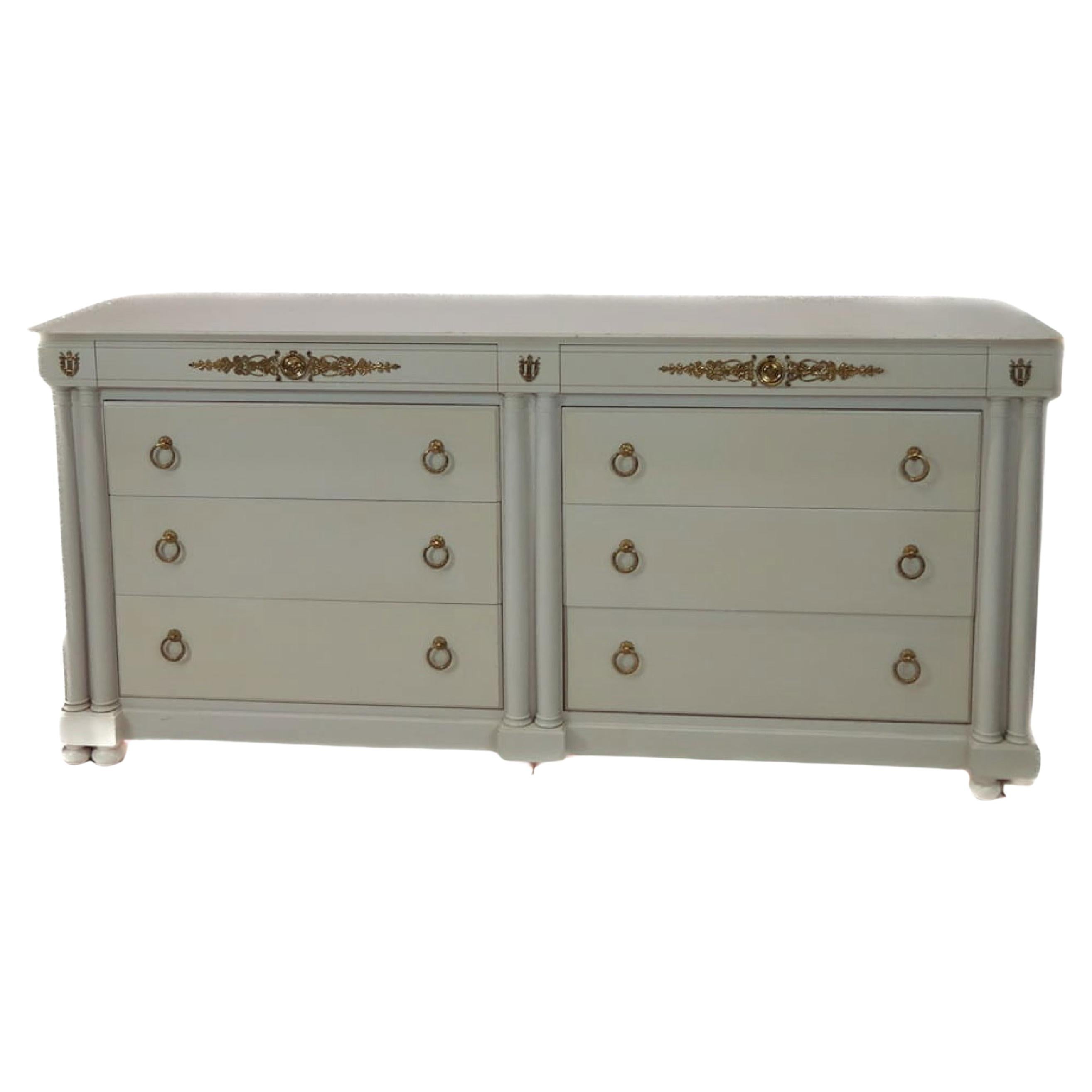 Commode double de style Empire français en finition grise peinte en vente