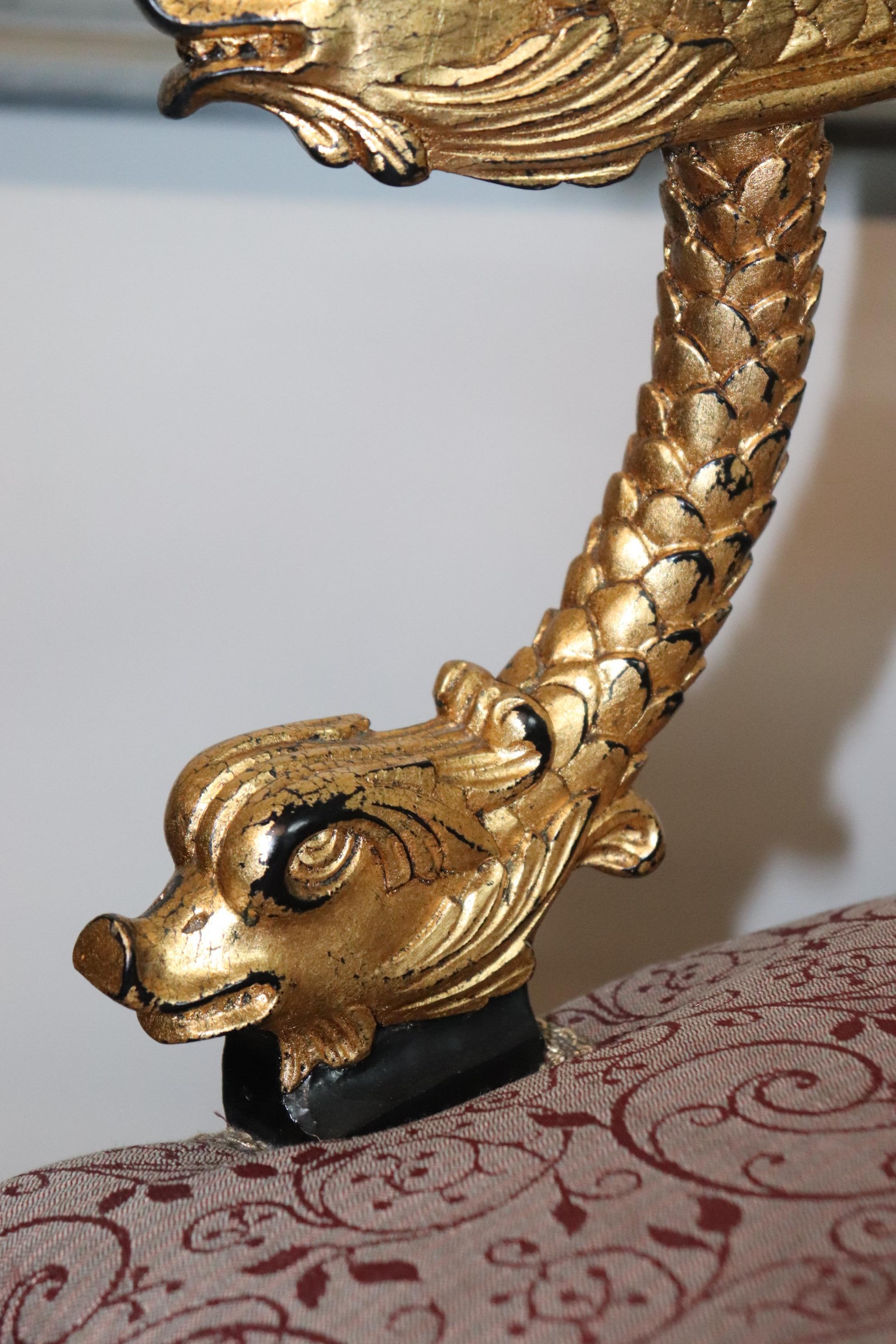 Settee de style Empire français en bois doré ébénisé sculpté de dauphins, vers 1950 en vente 3