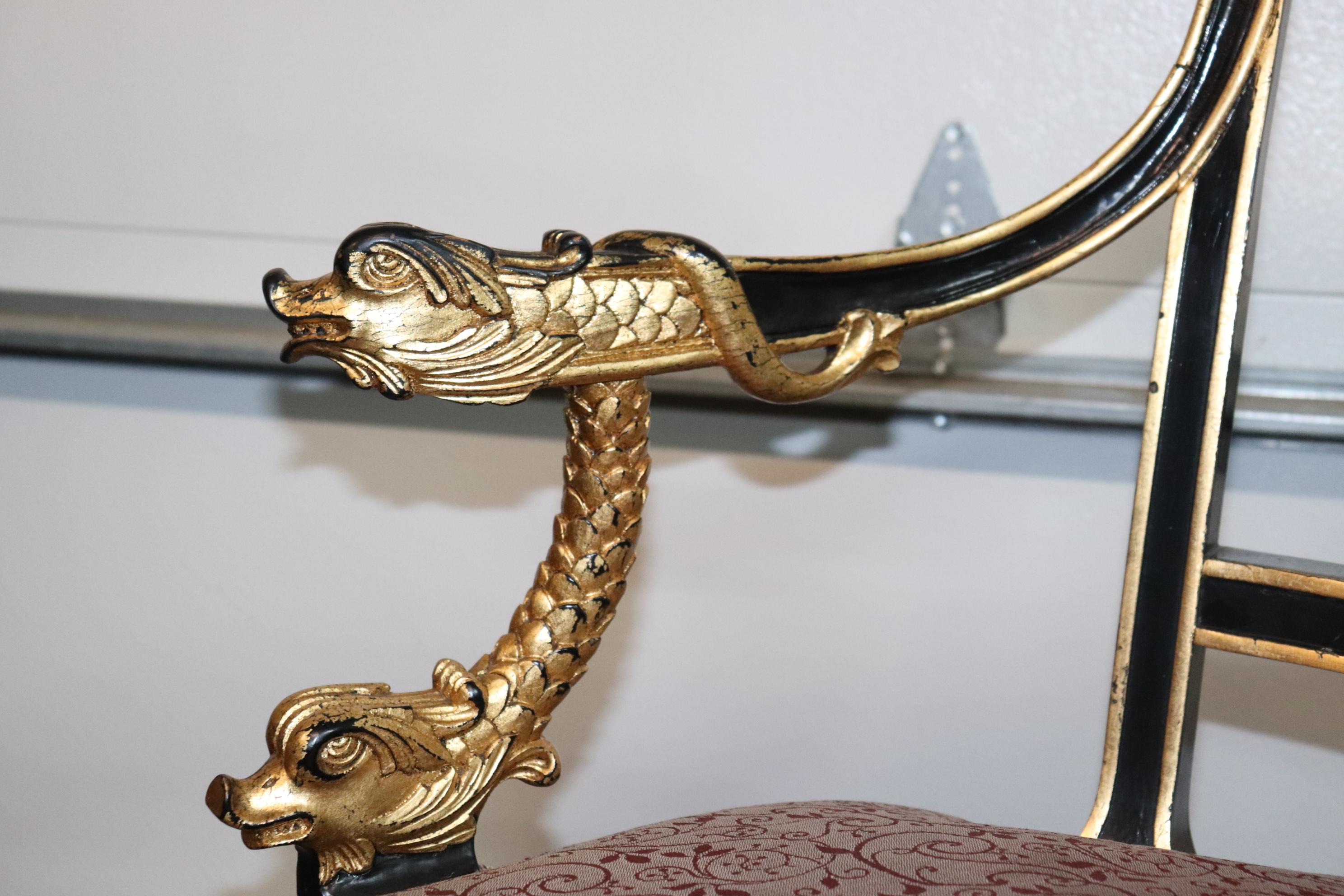 Settee de style Empire français en bois doré ébénisé sculpté de dauphins, vers 1950 en vente 1