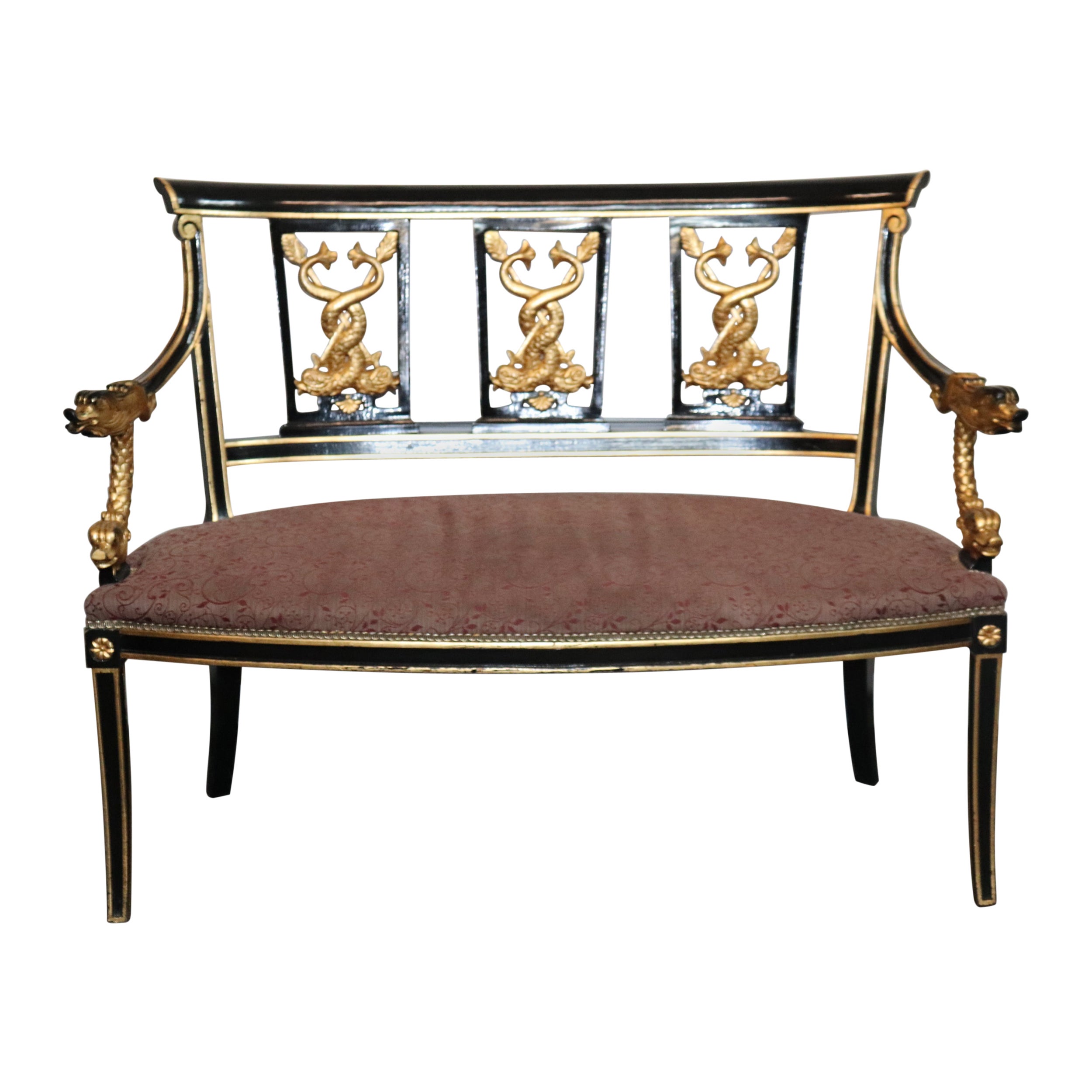 Settee de style Empire français en bois doré ébénisé sculpté de dauphins, vers 1950 en vente