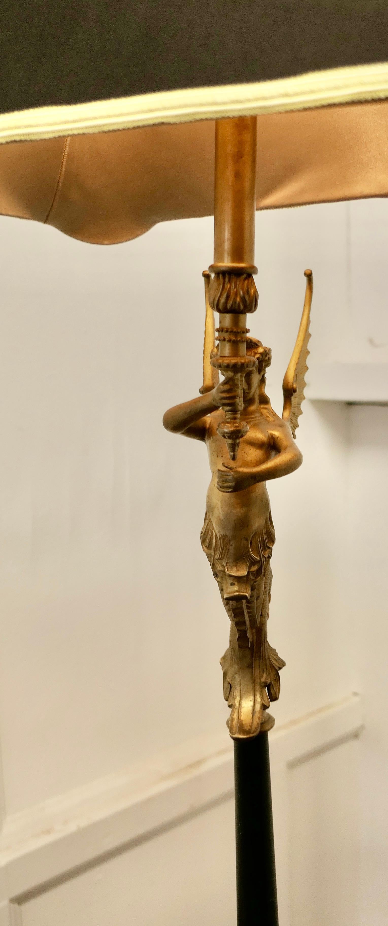  Lampe figurative en bronze doré Siren de style Empire français    Une charmante lampe en laiton d'un mètre de haut en vente 1