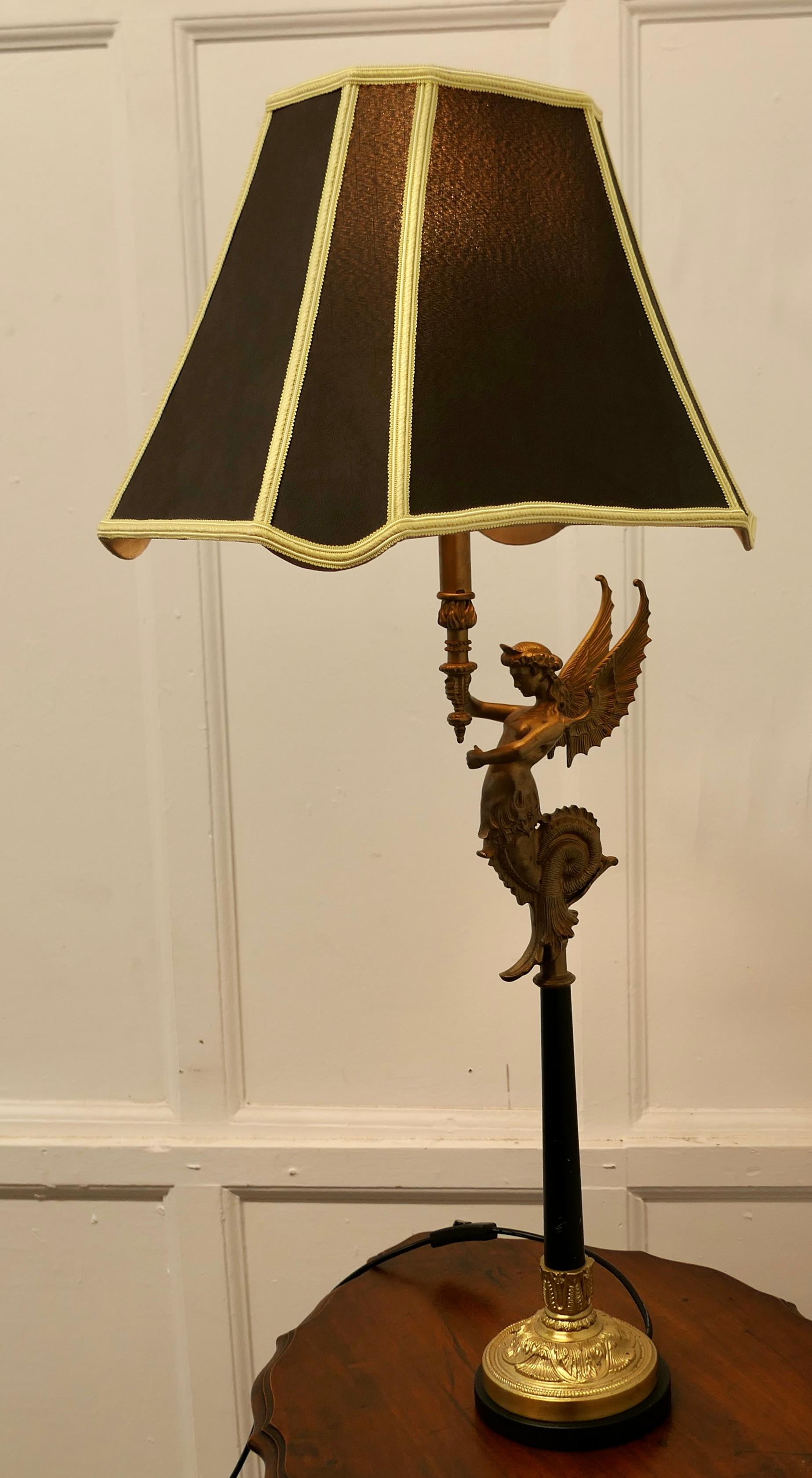 Grec classique  Lampe figurative en bronze doré Siren de style Empire français    Une charmante lampe en laiton d'un mètre de haut en vente