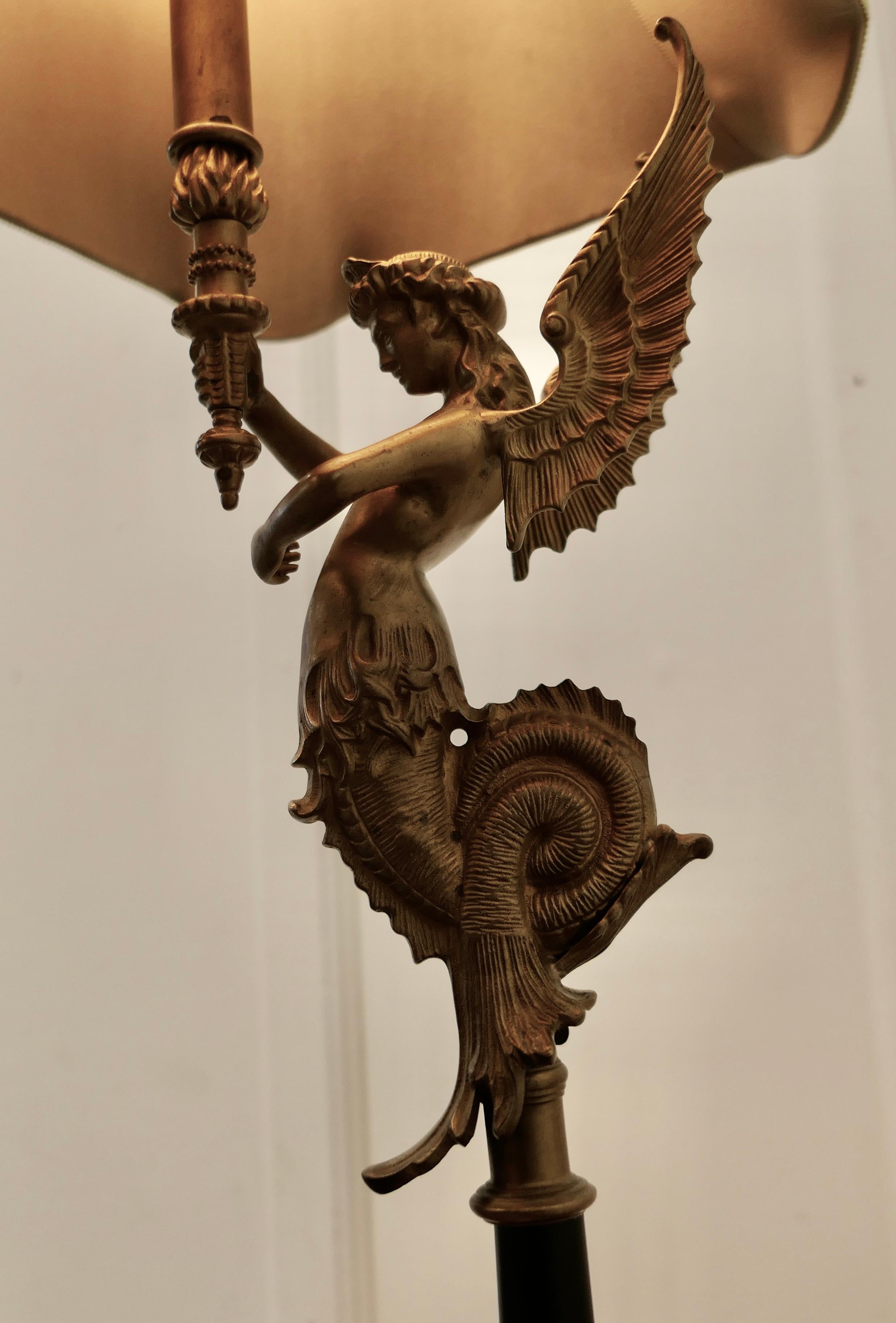 20ième siècle  Lampe figurative en bronze doré Siren de style Empire français    Une charmante lampe en laiton d'un mètre de haut en vente