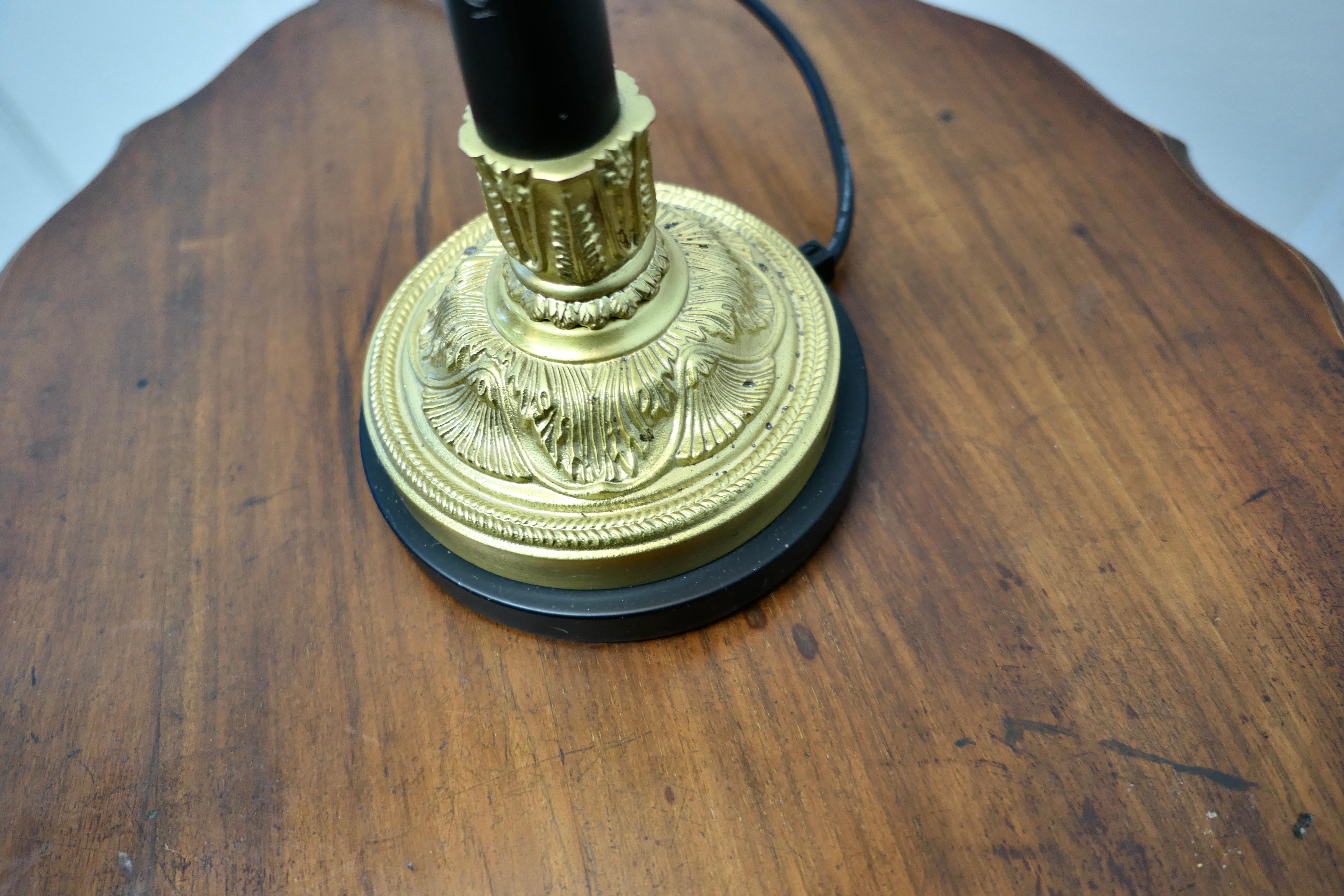 Bronze doré  Lampe figurative en bronze doré Siren de style Empire français    Une charmante lampe en laiton d'un mètre de haut en vente