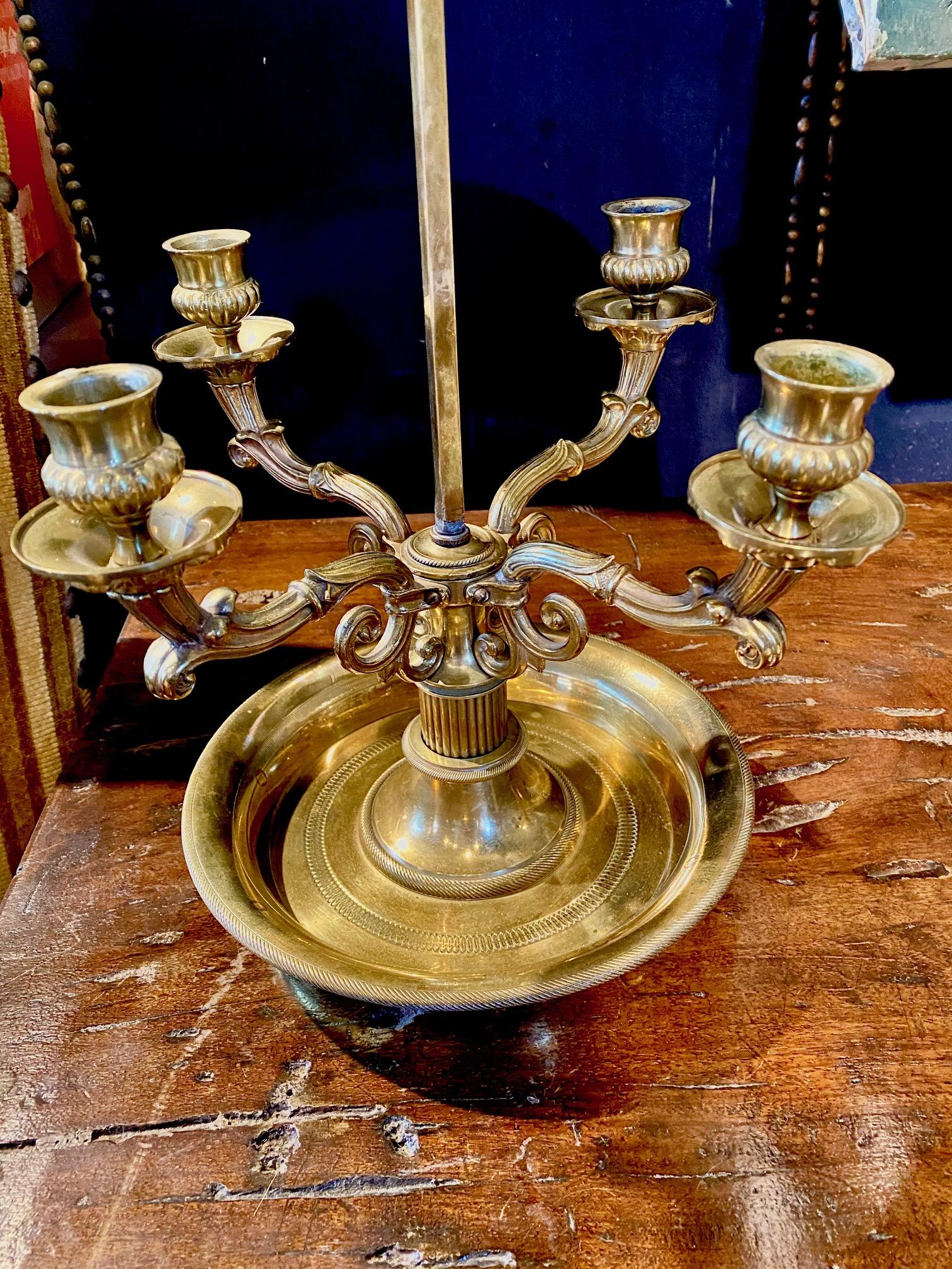 Lampe bouillotte de style Empire français en bronze doré à 4 bras et abat-jour en lampe tole noire.