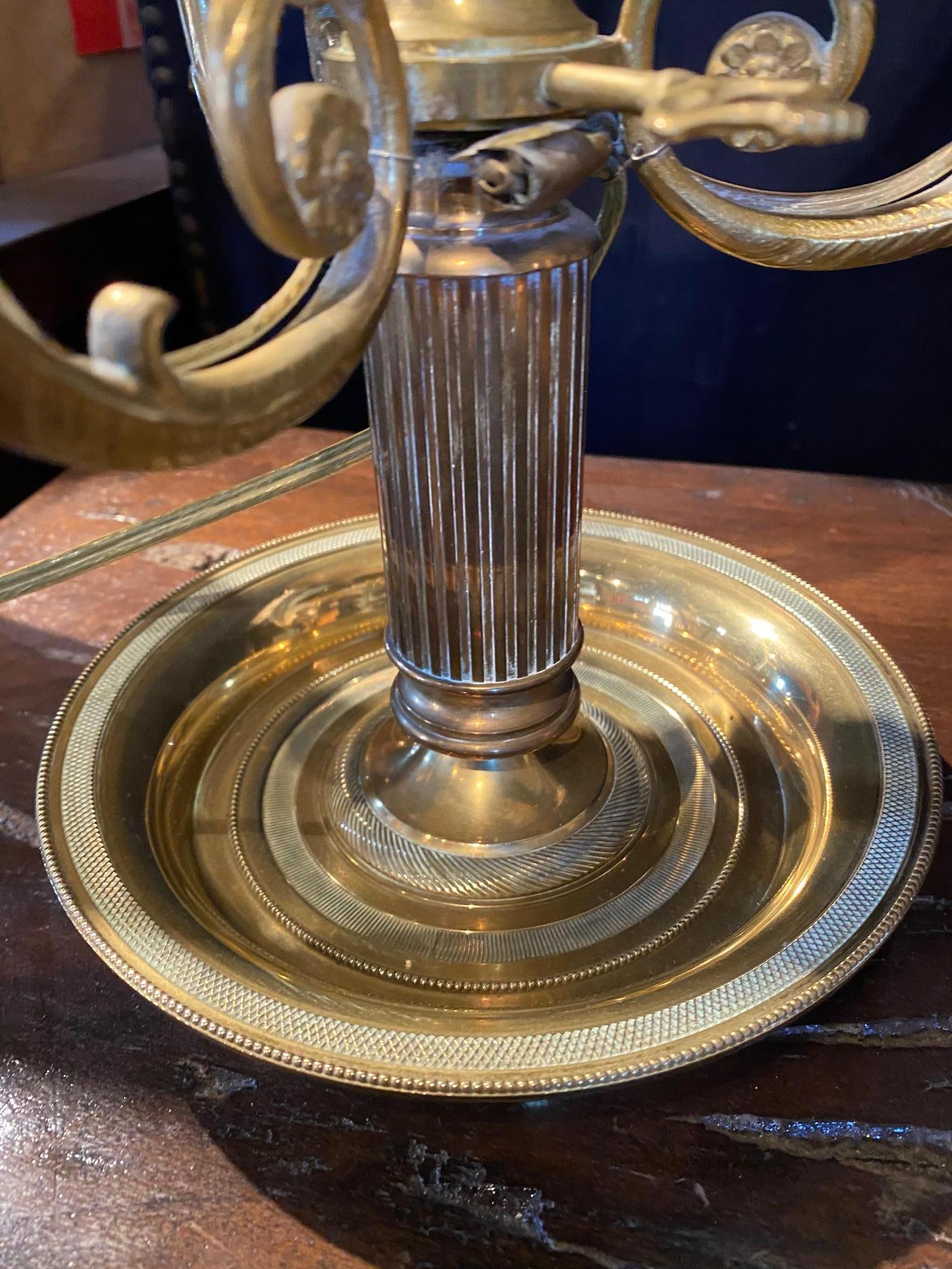 Milieu du XXe siècle Lampe bouillotte de style Empire français en bronze doré en vente