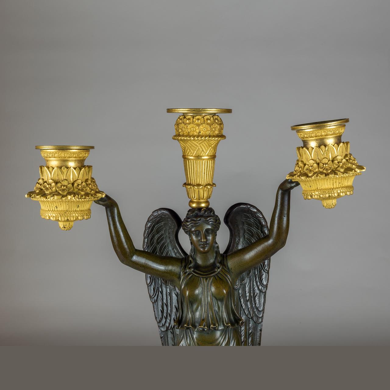 Doré Candélabre figuratif à trois lumières de style Empire français en bronze doré et patiné en vente