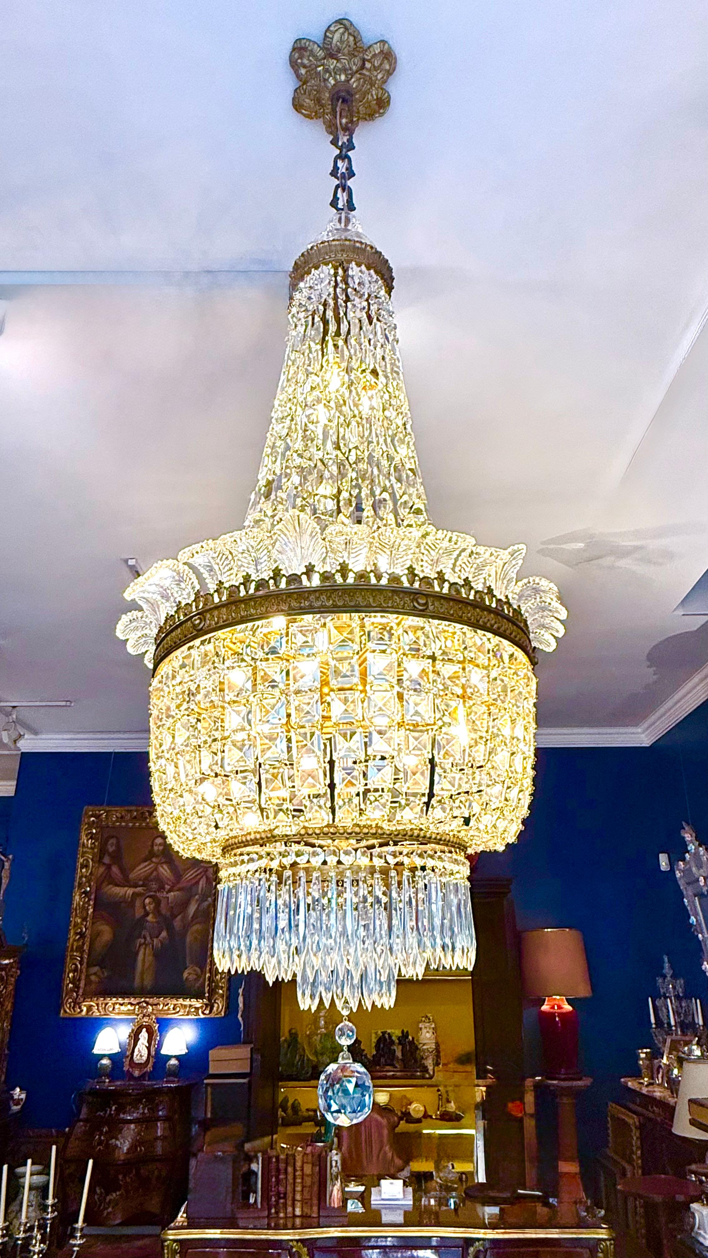 Araña "Sac à Perles" de Bronce Dorado y Cristal Estilo Imperio Francés Baccarat en venta