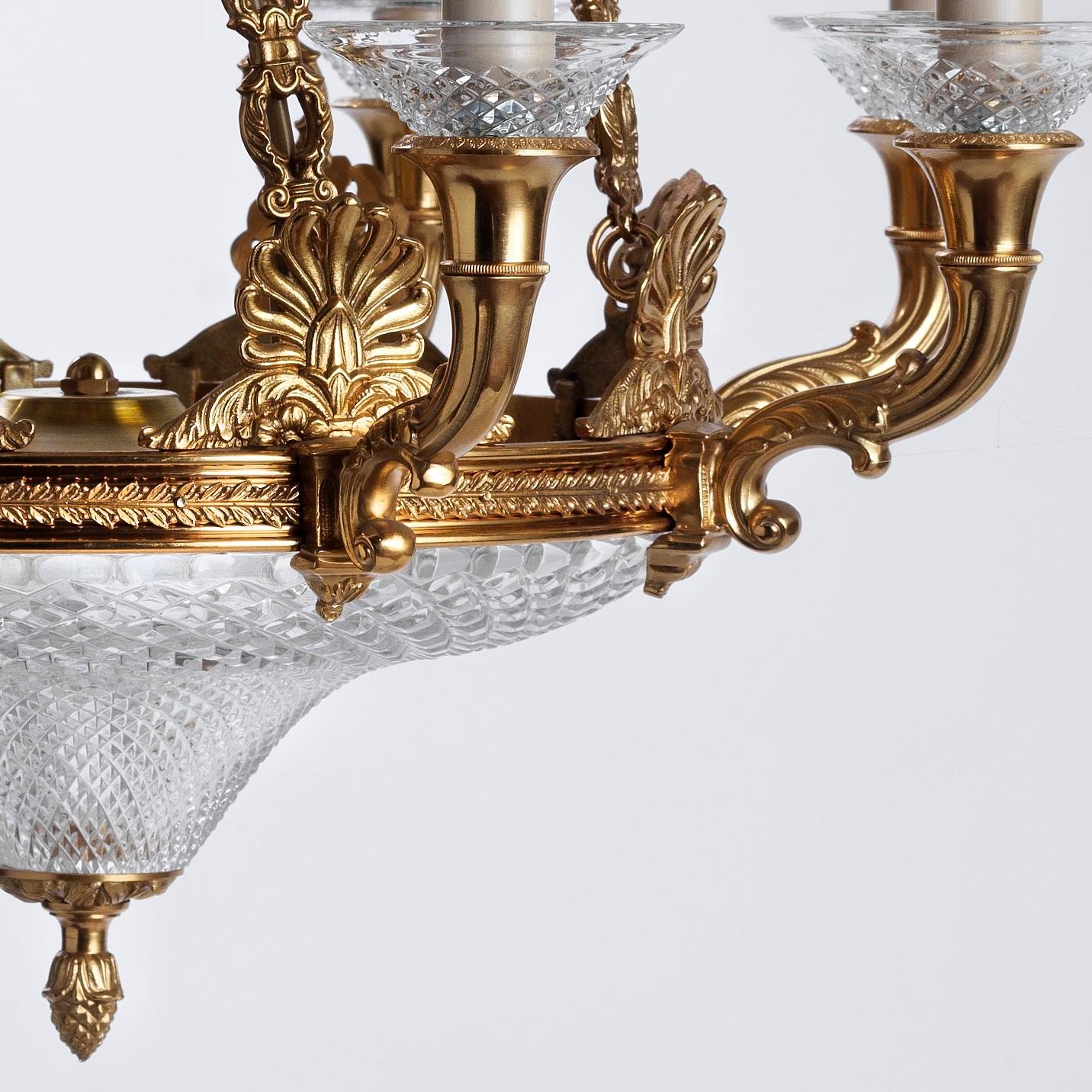French Empire style gilt bronze and cut crystal chandelier by Gherardo Degli Albizzi with eight lights.
This chandelier is characterized by classical plate embellished with gilt bronze acroterio and cornucopias arms. At the top there is a decorative