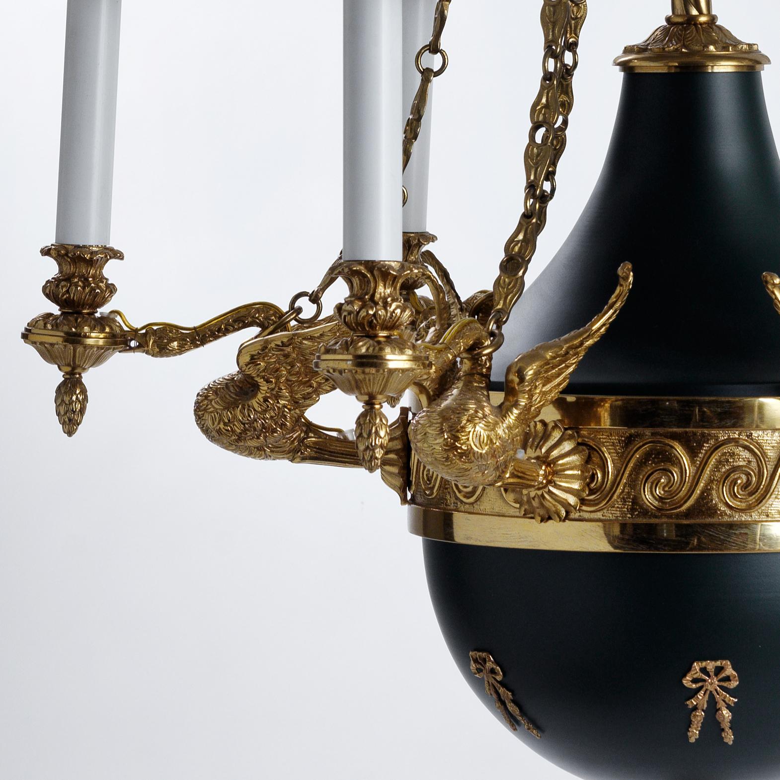 Questo lampadario in stile Impero francese in bronzo dorato e smalto di Gherardo Degli Albizzi è caratterizzato da dettagli cesellati a mano della migliore qualità.
Le corone superiori sono caratterizzate da una ricca decorazione vegetale con