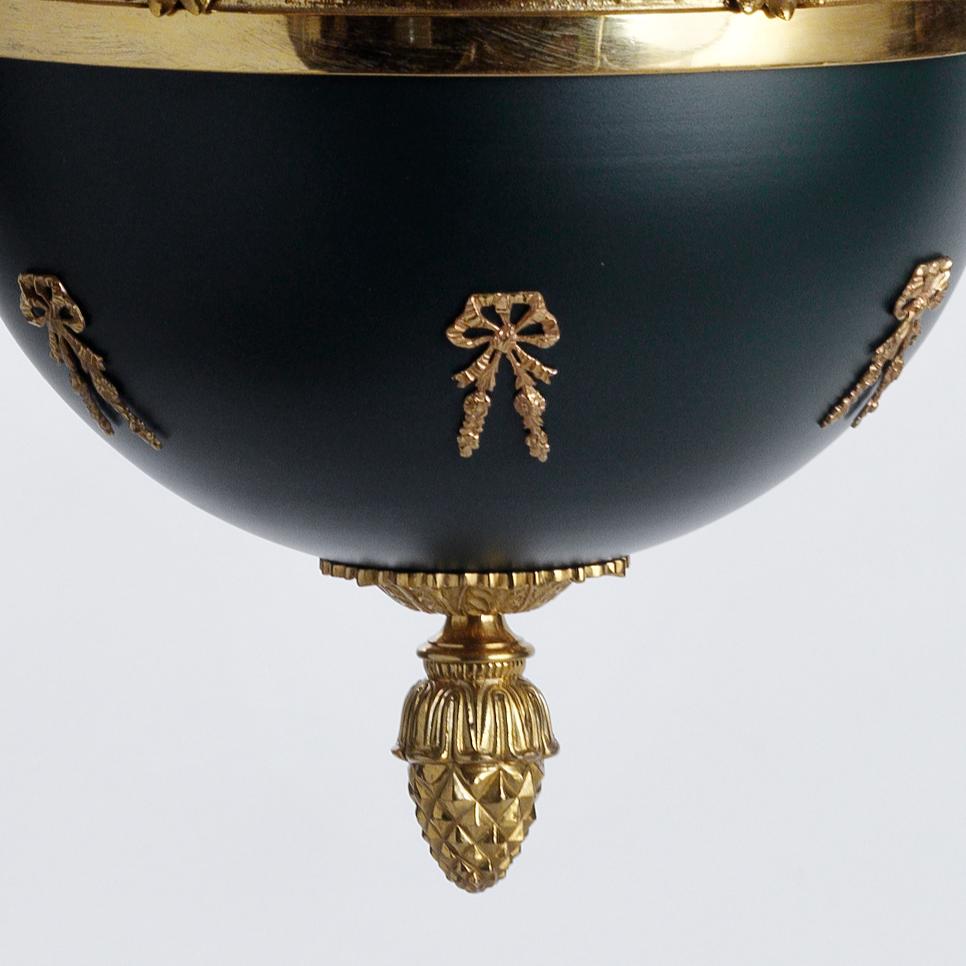 Doré Lustre de style Empire français en bronze doré et émail de Gherardo Degli Albizzi  en vente