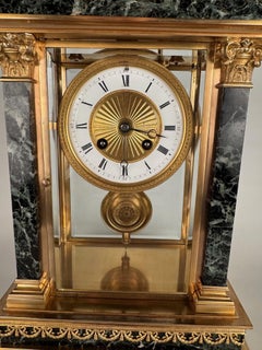 Reloj de chimenea de bronce dorado y mármol verde de estilo Imperio francés