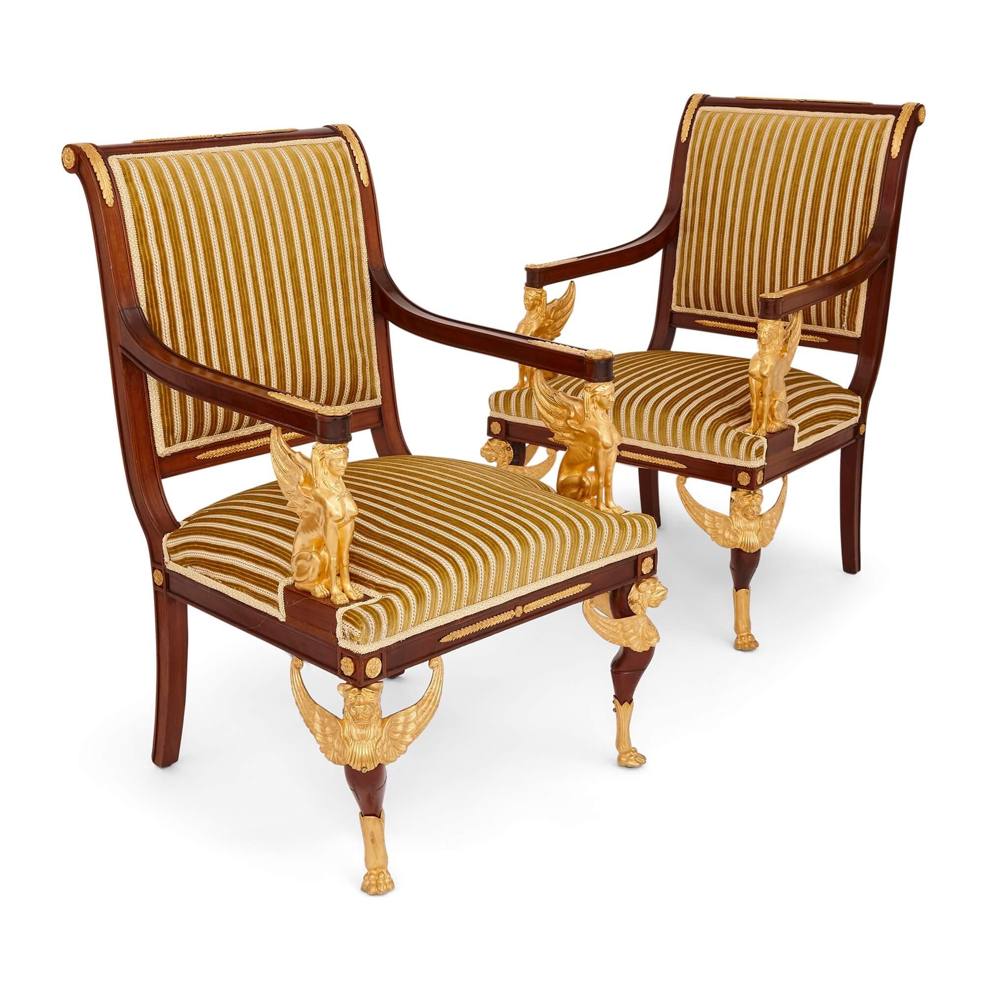 Fünfteilige Salon-Suite aus vergoldeter Bronze und Mahagoni im französischen Empire-Stil (Vergoldet) im Angebot