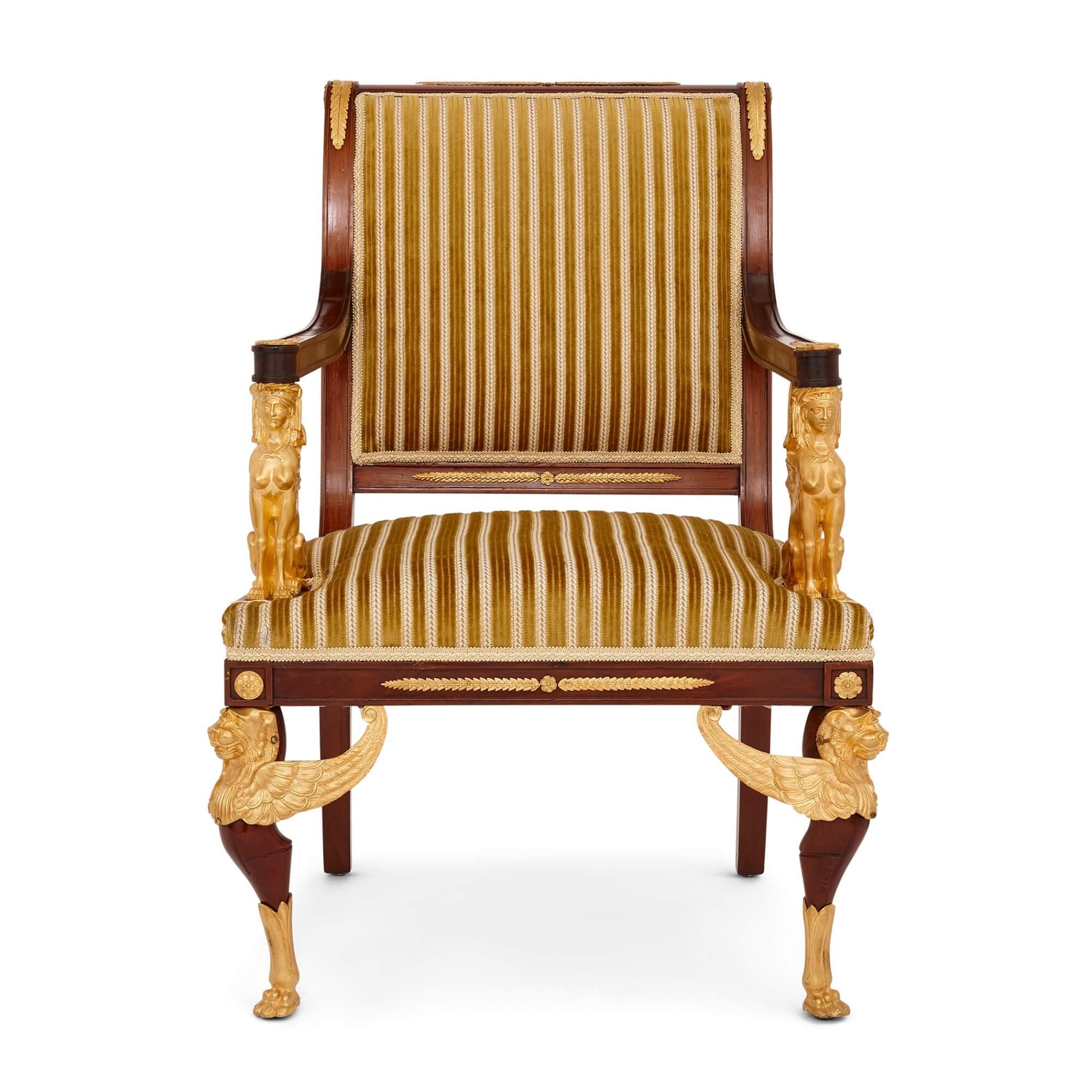 Tissu d'ameublement Suite de salon de cinq pièces de style Empire français en bronze doré et acajou en vente