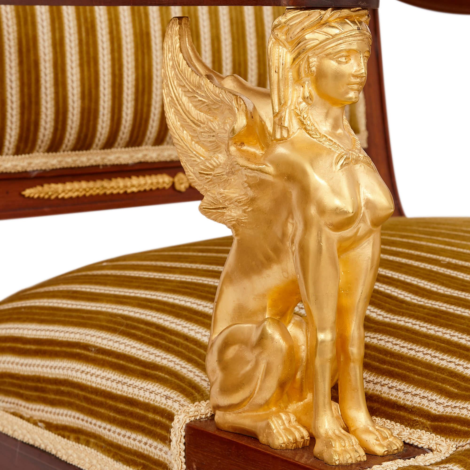 Suite de salon de cinq pièces de style Empire français en bronze doré et acajou en vente 2