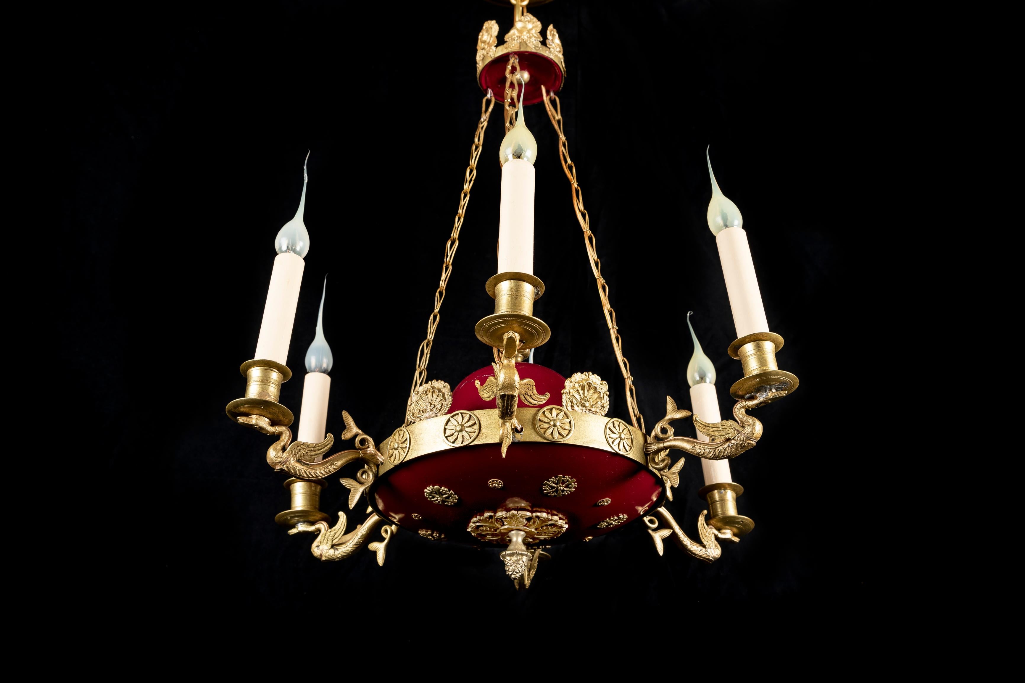 Francese Lampadario a cigno in stile impero francese in bronzo e tole dipinte di rosso in vendita
