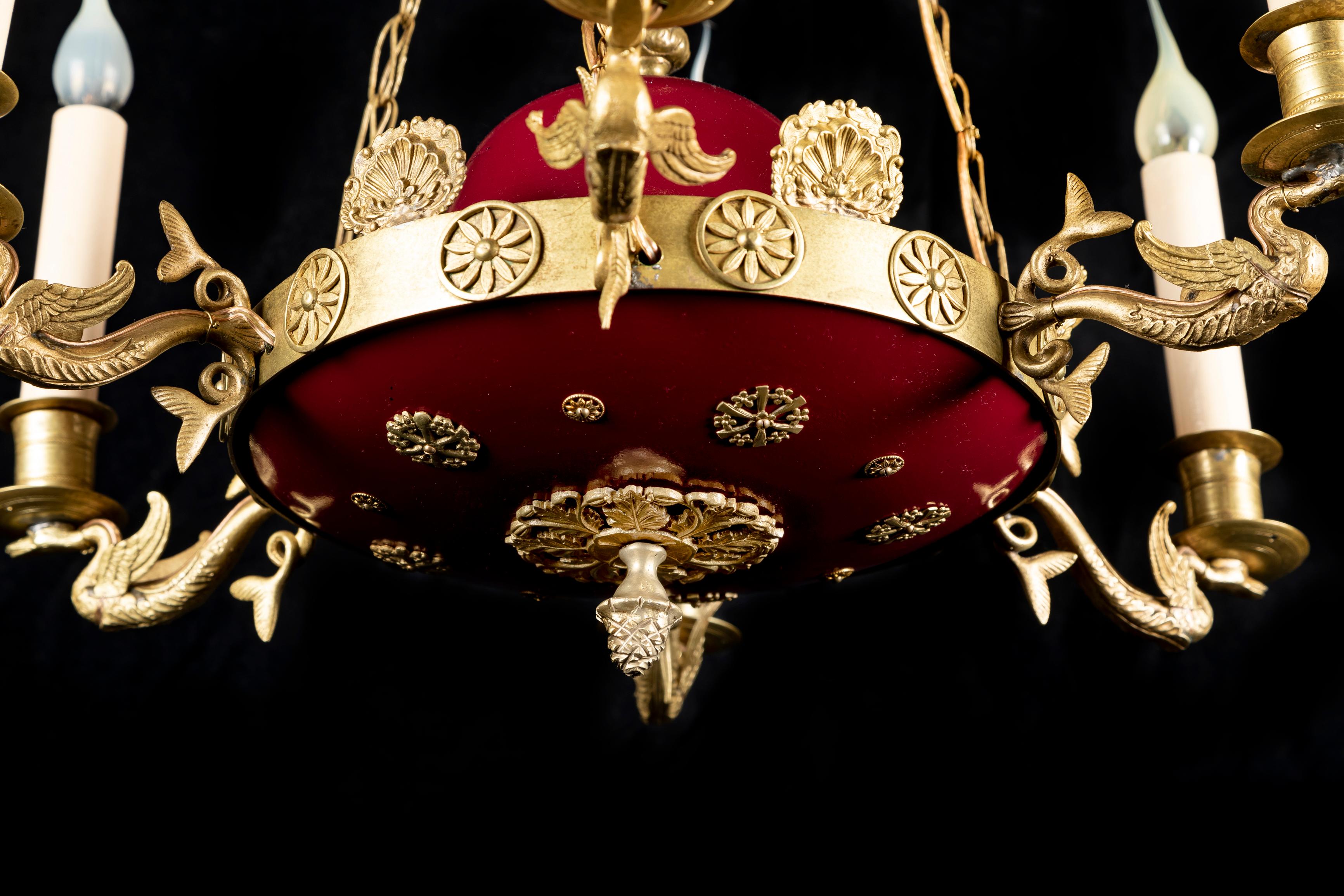 XX secolo Lampadario a cigno in stile impero francese in bronzo e tole dipinte di rosso in vendita