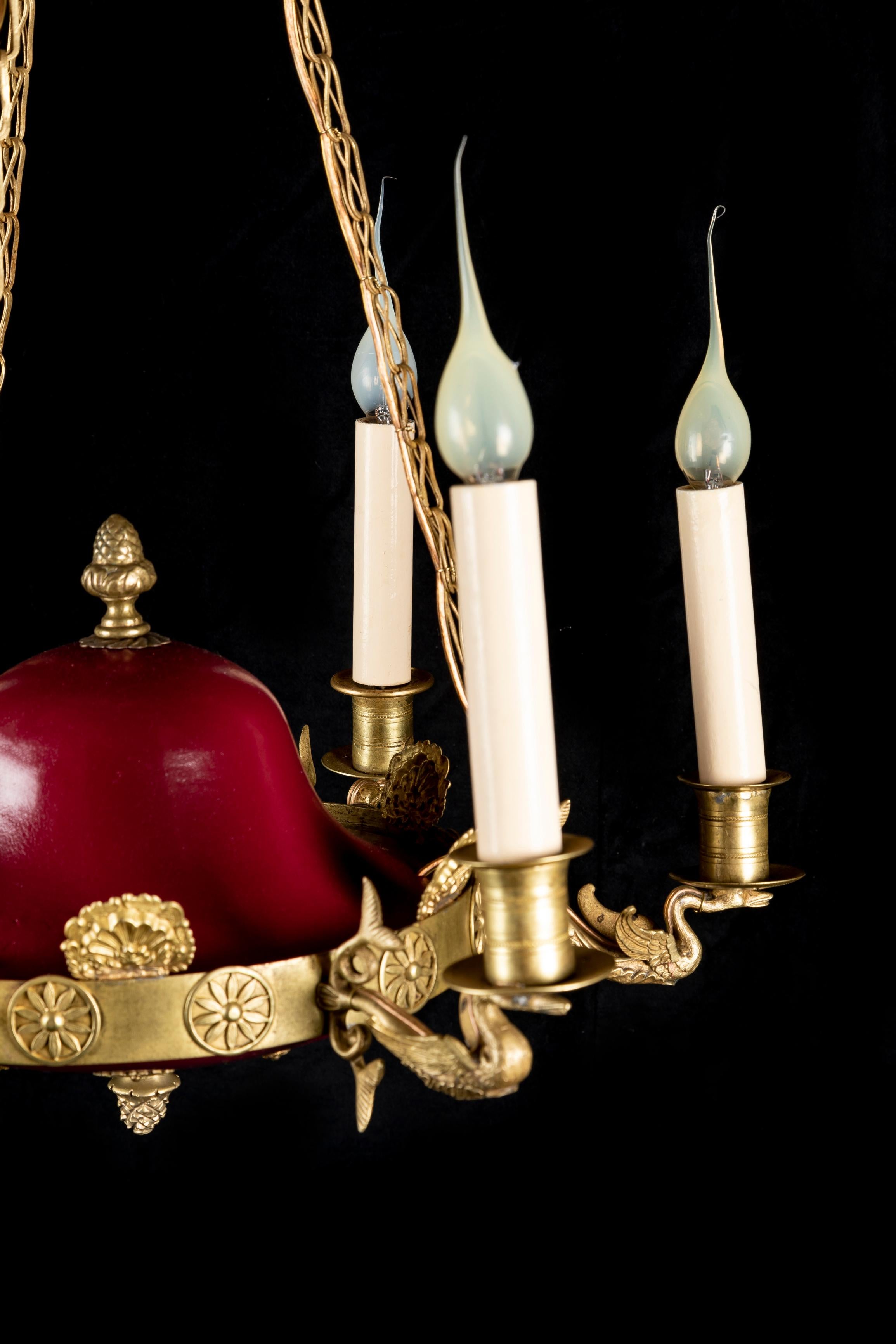 Bronzo Lampadario a cigno in stile impero francese in bronzo e tole dipinte di rosso in vendita