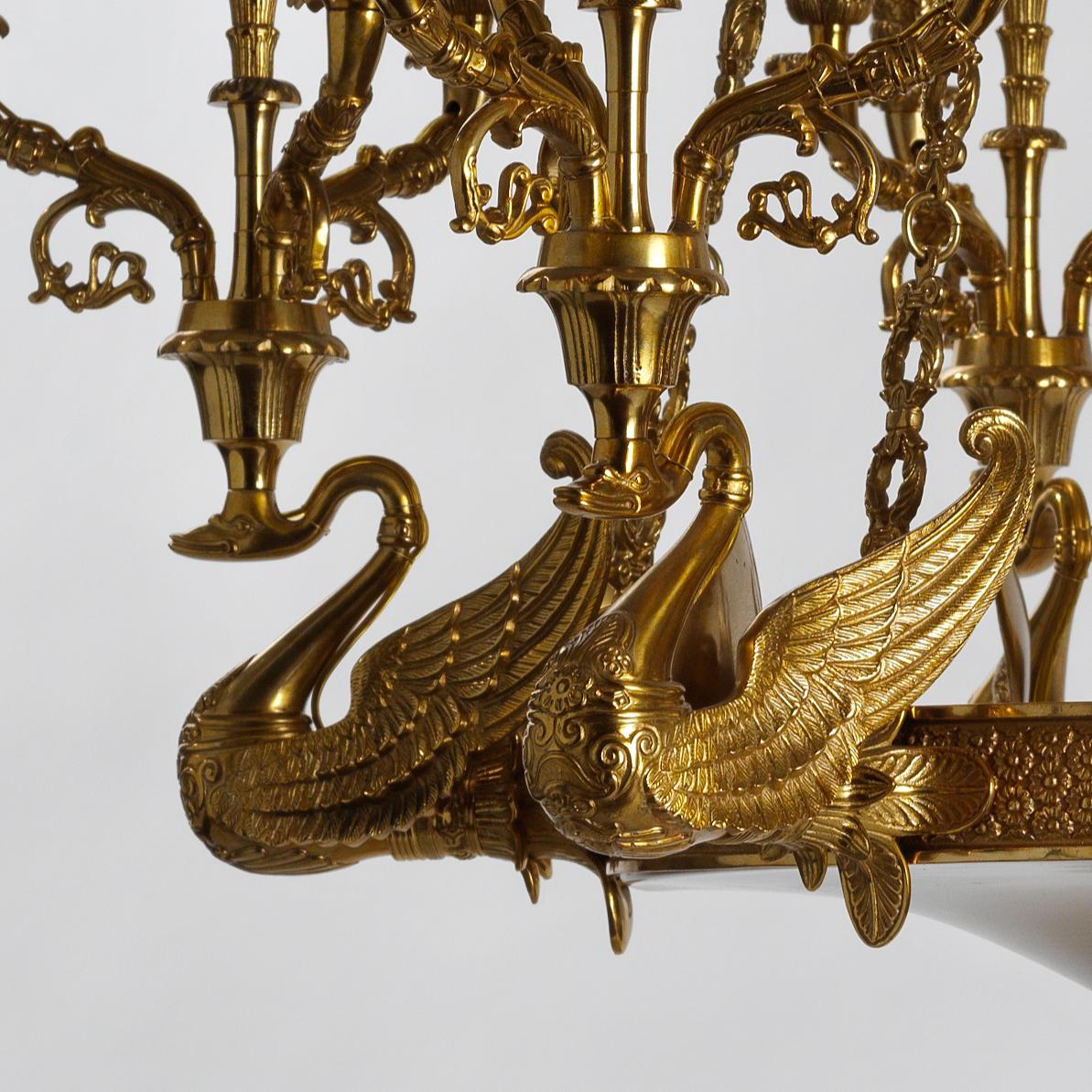 Dieser Kronleuchter im französischen Empire-Stil aus vergoldeter Bronze von Gherardo Degli Albizzi zeichnet sich durch handgemeißelte Details von höchster Qualität aus.
Die oberen Kronen zeichnen sich durch eine reiche pflanzliche Verzierung mit