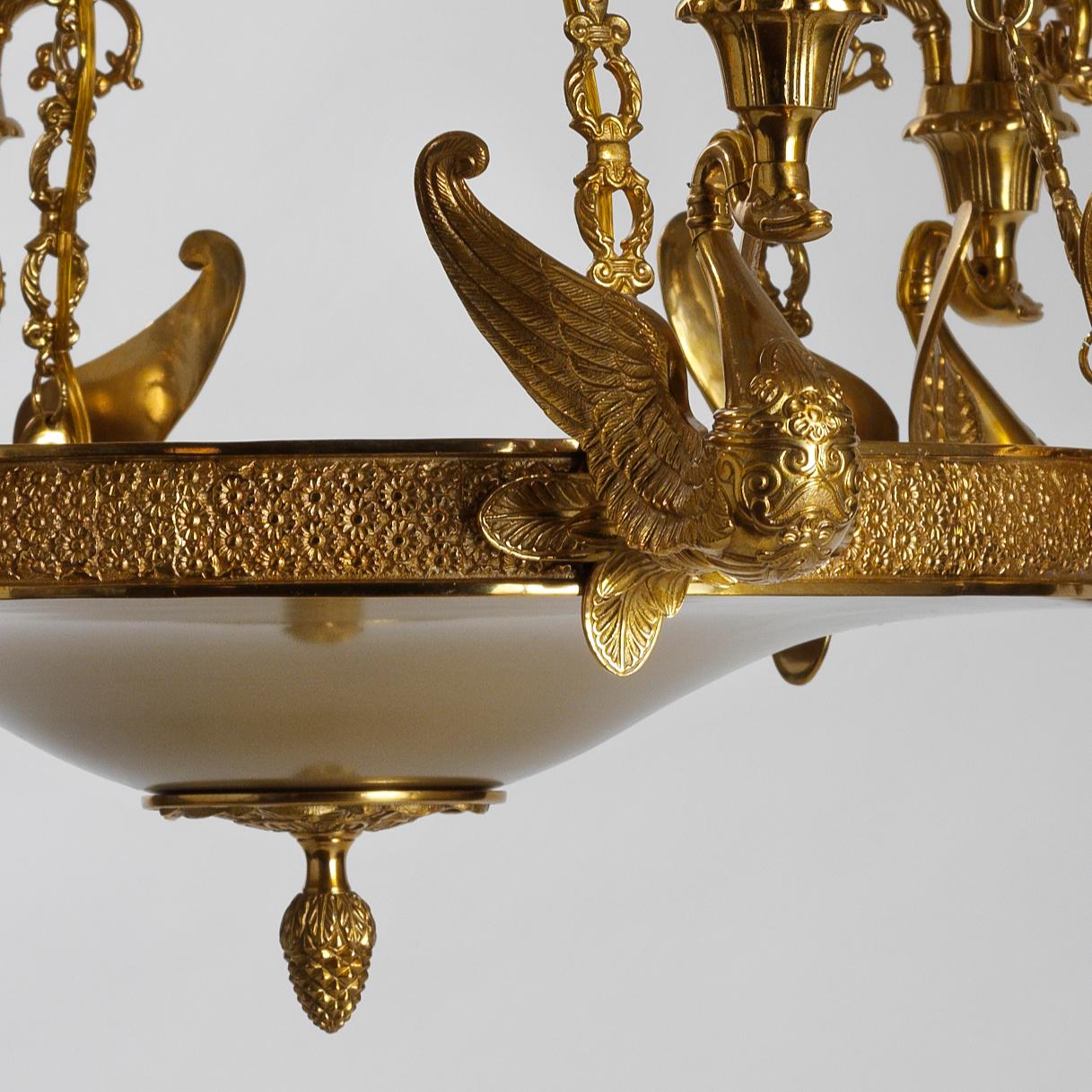 Französischer Kronleuchter aus vergoldeter Bronze im französischen Empire-Stil von Gherardo Degli Albizzi  (Emailliert) im Angebot
