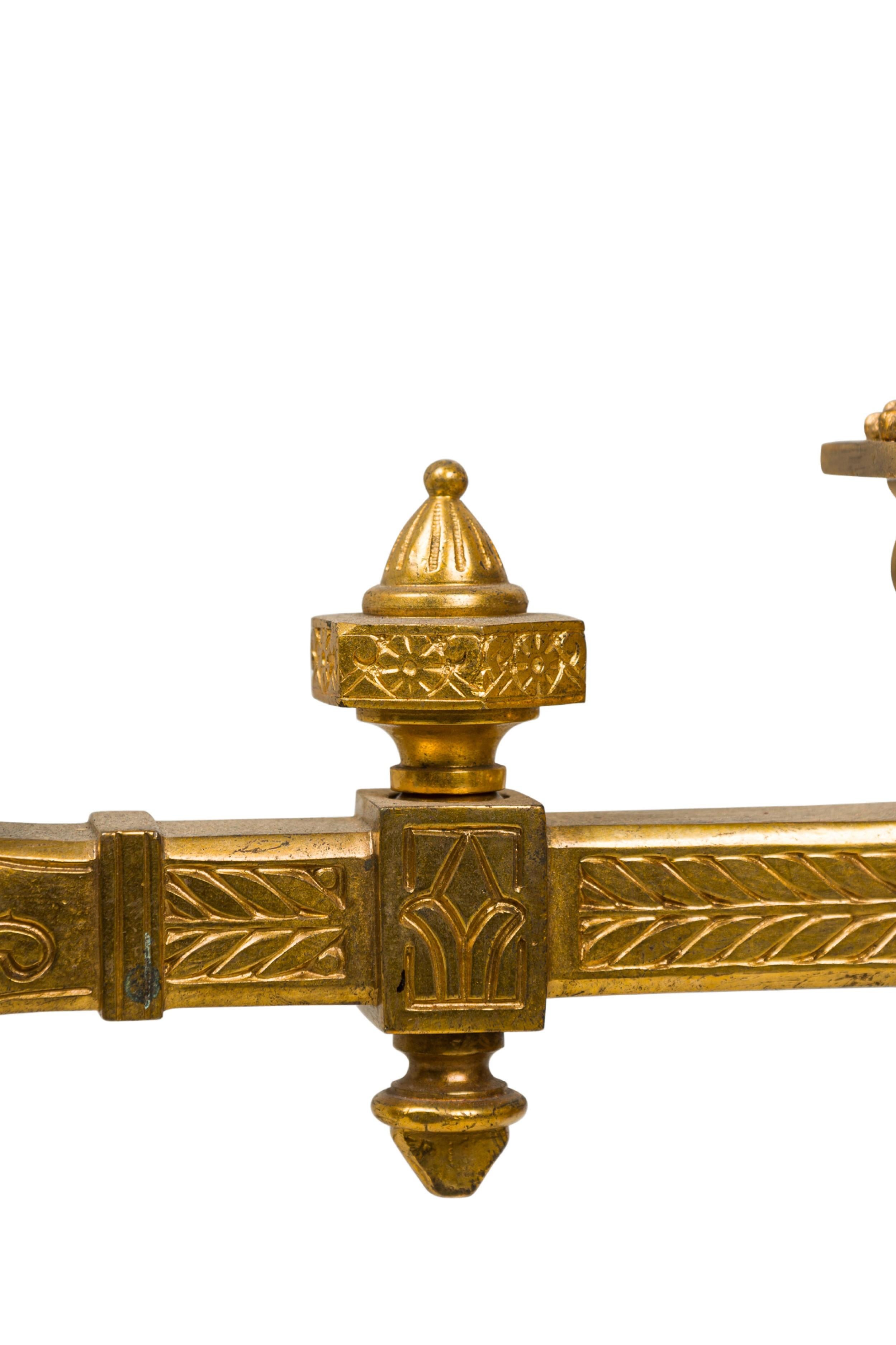 Französischer Empire-Stil Vergoldete Bronze Fünf-Licht-Kronleuchter im Angebot 4
