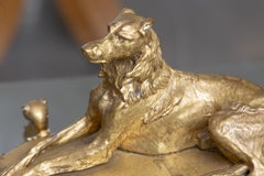 Tintero de estilo Imperio francés de bronce dorado con remate en forma de borzoi, siglo XIX 7
