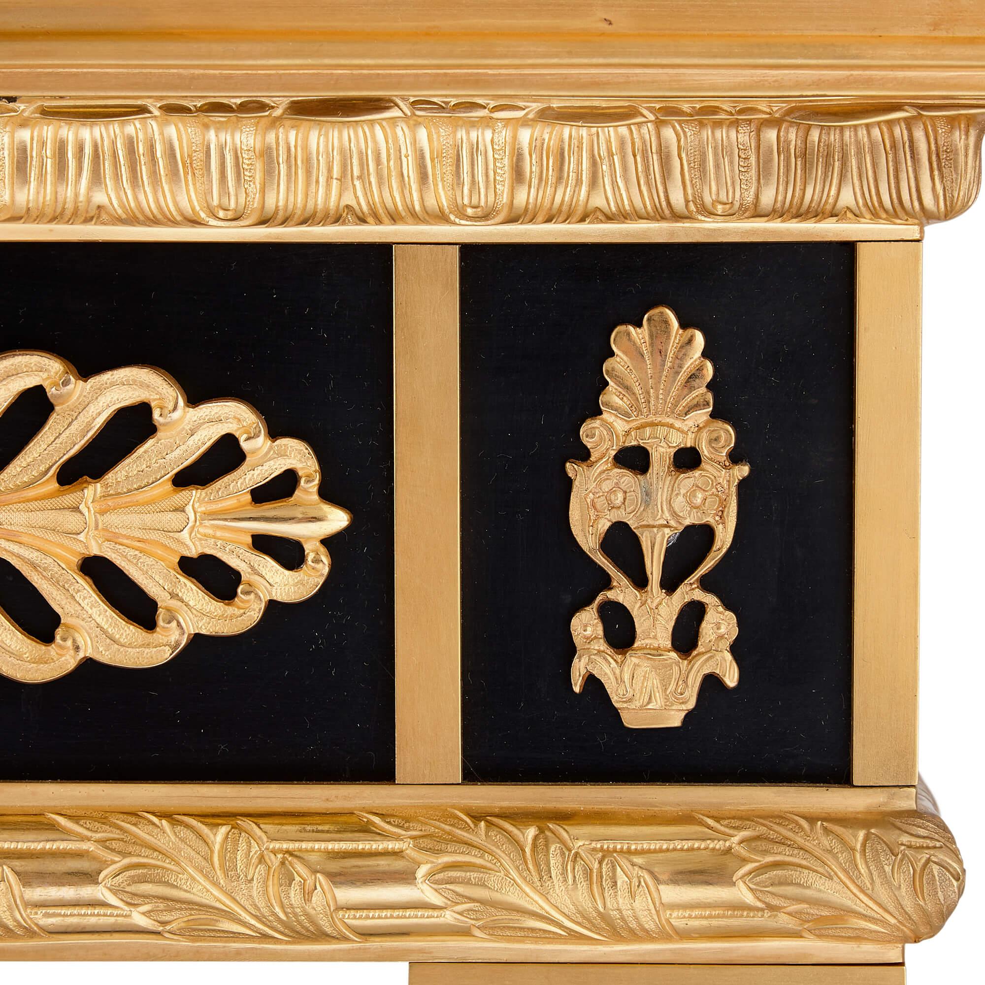 Table basse française de style Empire en malachite montée sur bronze doré Excellent état - En vente à London, GB