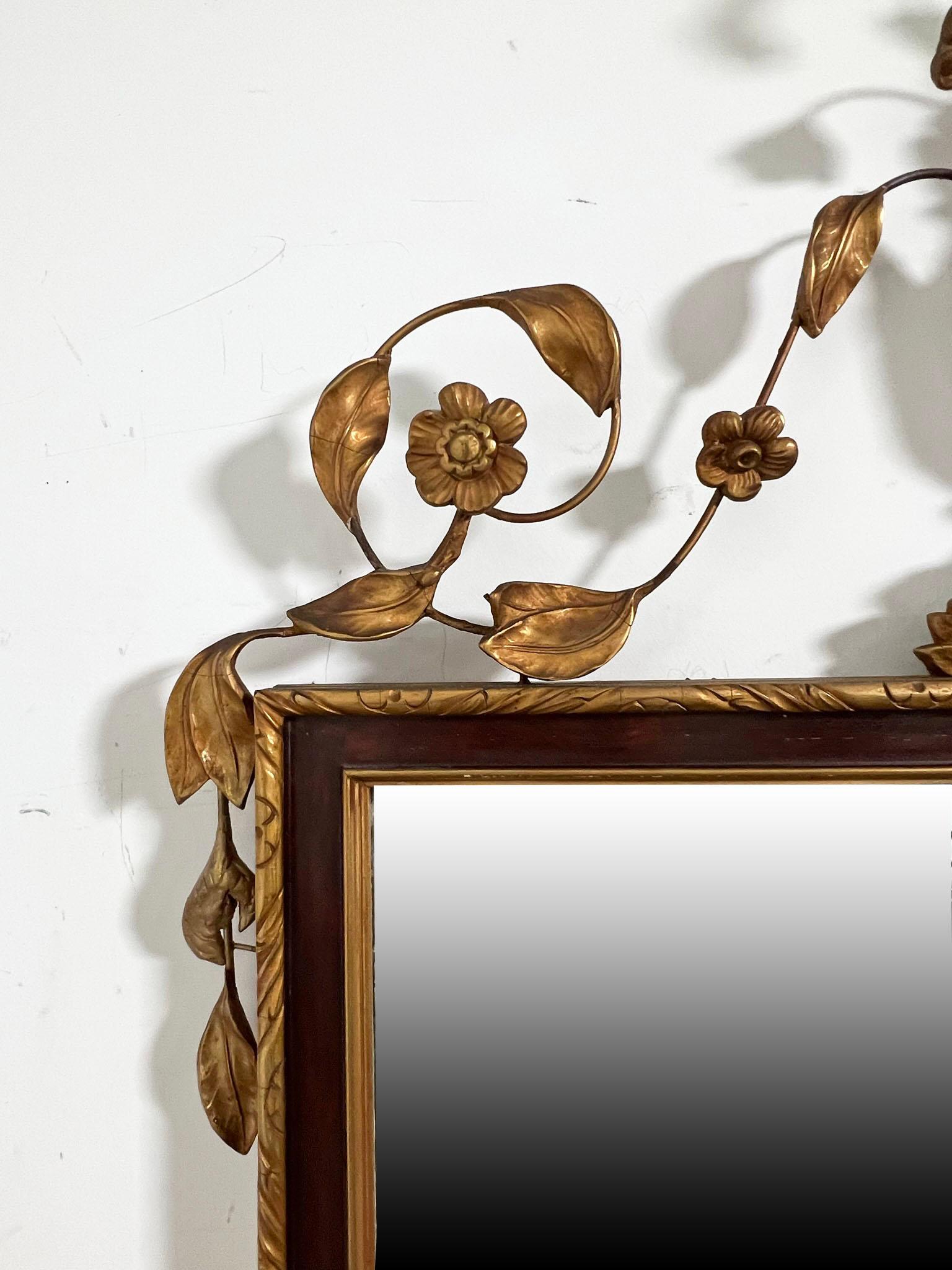 Milieu du XXe siècle Miroir mural de style Empire franais  motif de feuilles et d'urnes dores en vente