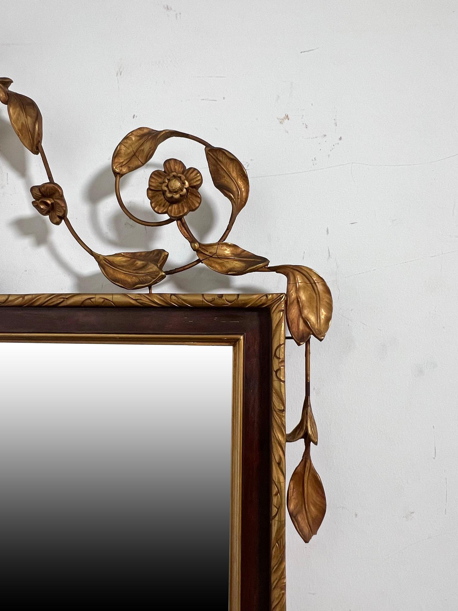 Métal Miroir mural de style Empire franais  motif de feuilles et d'urnes dores en vente