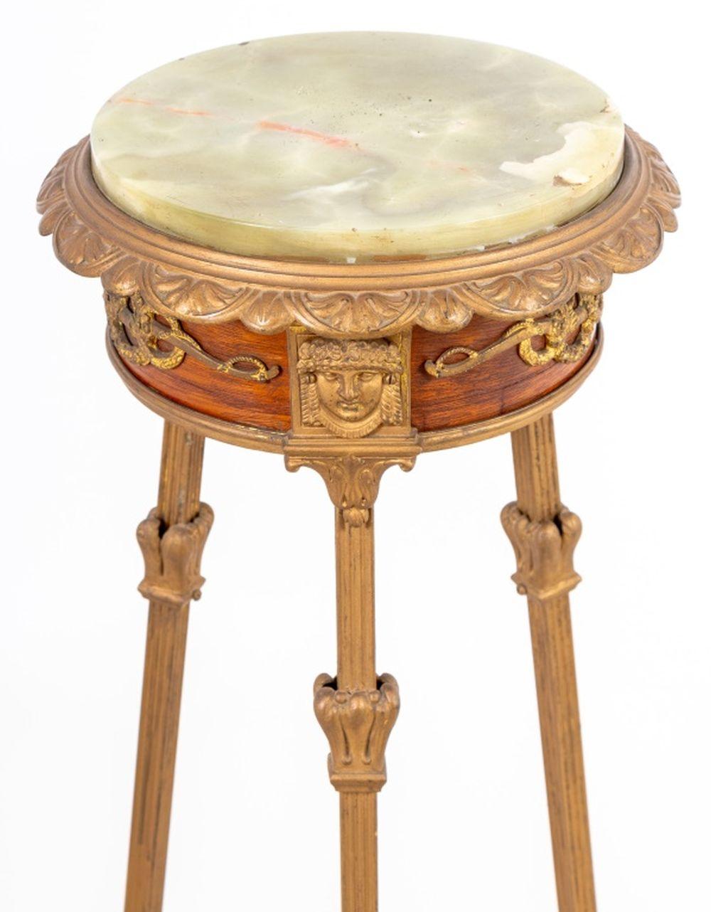 Piedistallo tripode Impero francese in metallo dorato, mogano e onice, inizio XX secolo. 44