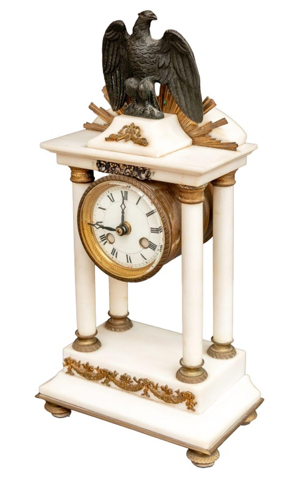 Französisch Empire-Stil vergoldetes Metall montiert weißem Marmor Portikus Uhr, Anfang des 20. Jahrhunderts, von einem kaiserlichen Adler, Sonnenschliff, die hängenden kreisförmigen Zifferblatt mit batteriebetriebenen Bewegung überragt. 14,75