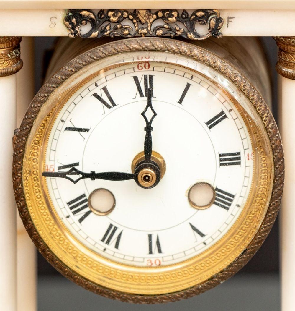 Französische Empire-Stiluhr aus vergoldetem Metall und Marmor (Vergoldet) im Angebot