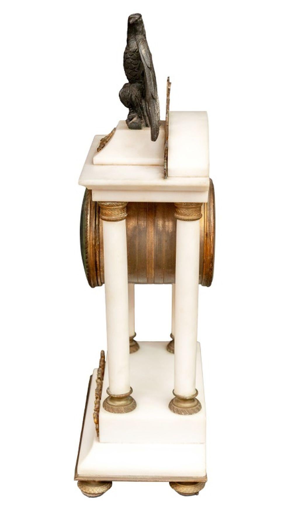 Französische Empire-Stiluhr aus vergoldetem Metall und Marmor im Zustand „Gut“ im Angebot in Astoria, NY