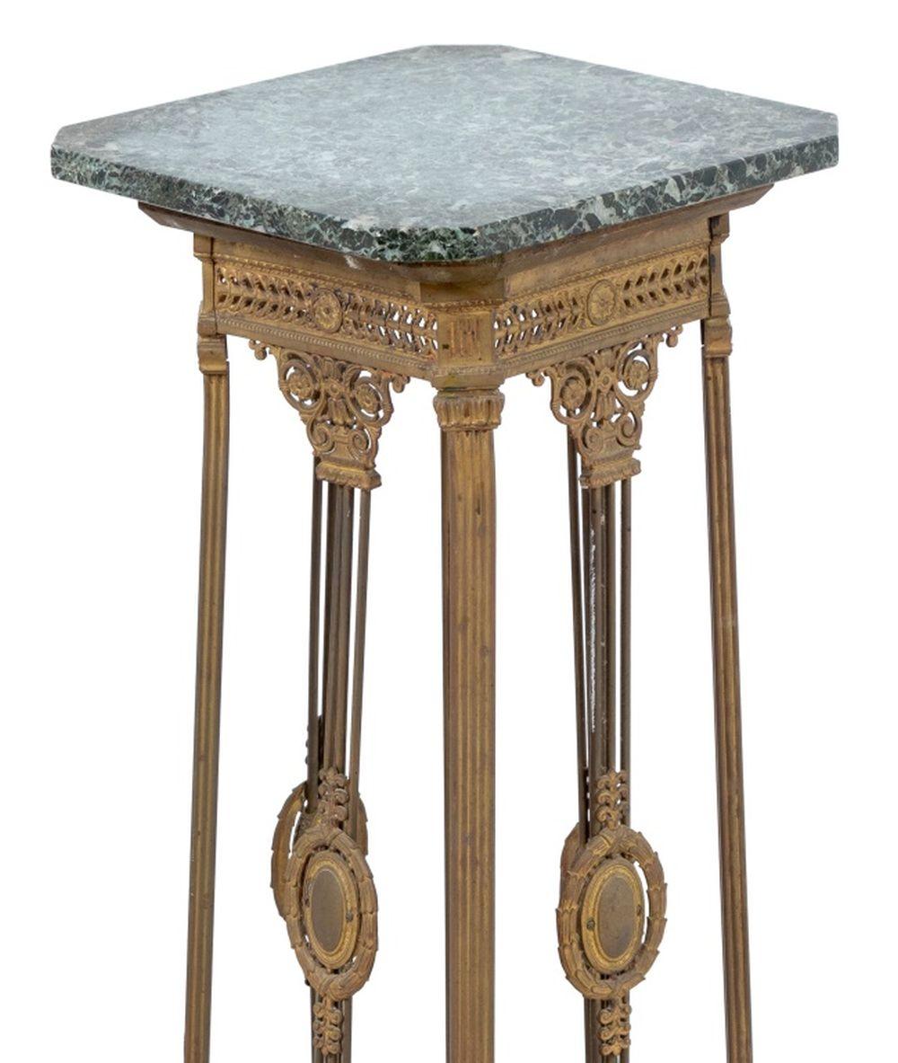 Sockel aus vergoldetem Metall und Marmor im französischen Empire-Stil (Französisch) im Angebot