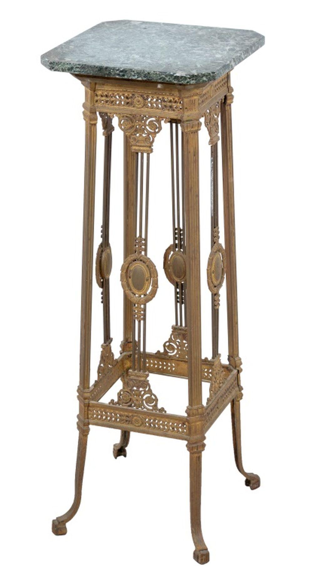 Sockel aus vergoldetem Metall und Marmor im französischen Empire-Stil im Zustand „Gut“ im Angebot in Astoria, NY