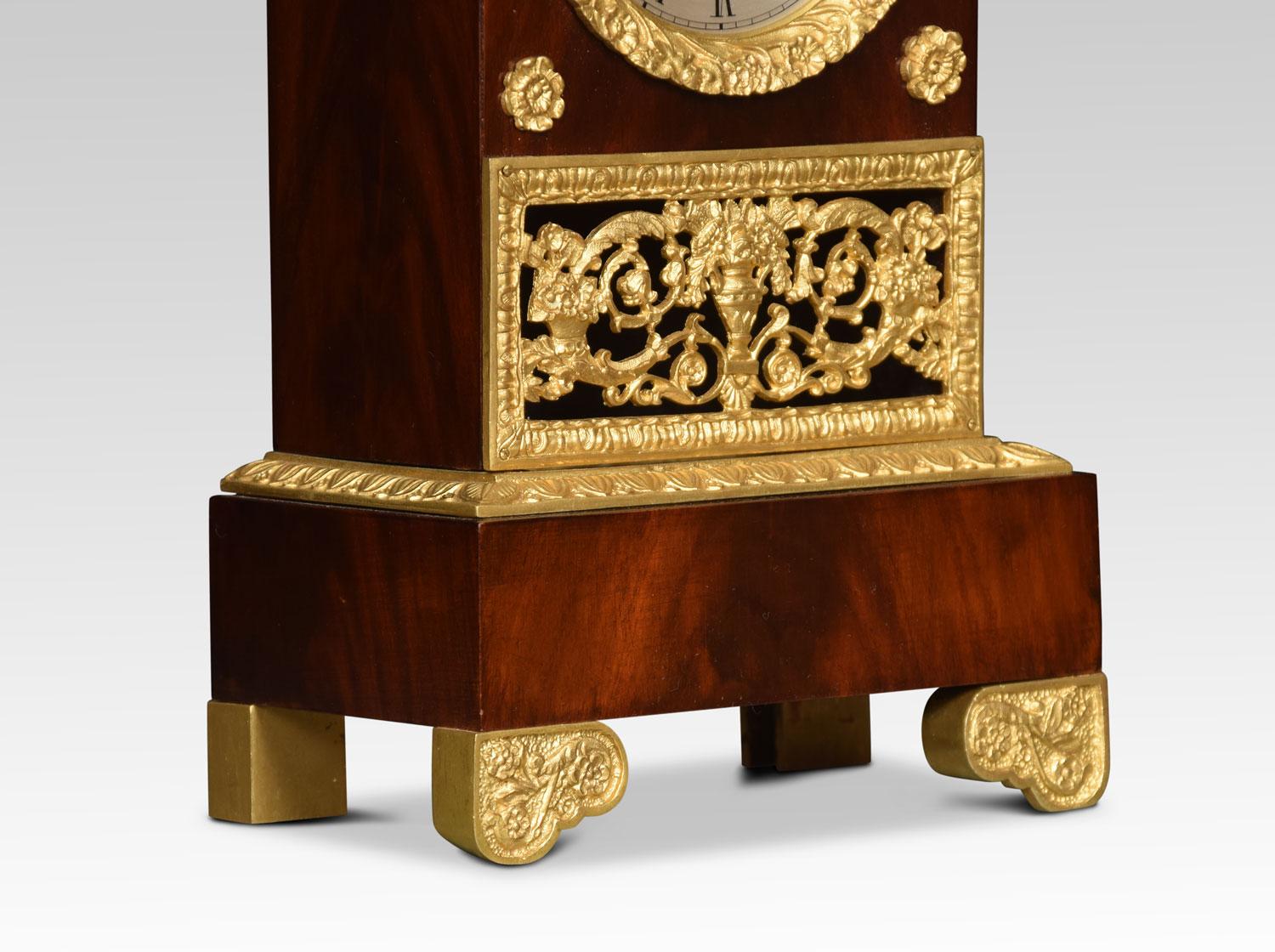 Kaminuhr aus vergoldetem Metall im Empire-Stil aus Mahagoni (Französisch) im Angebot