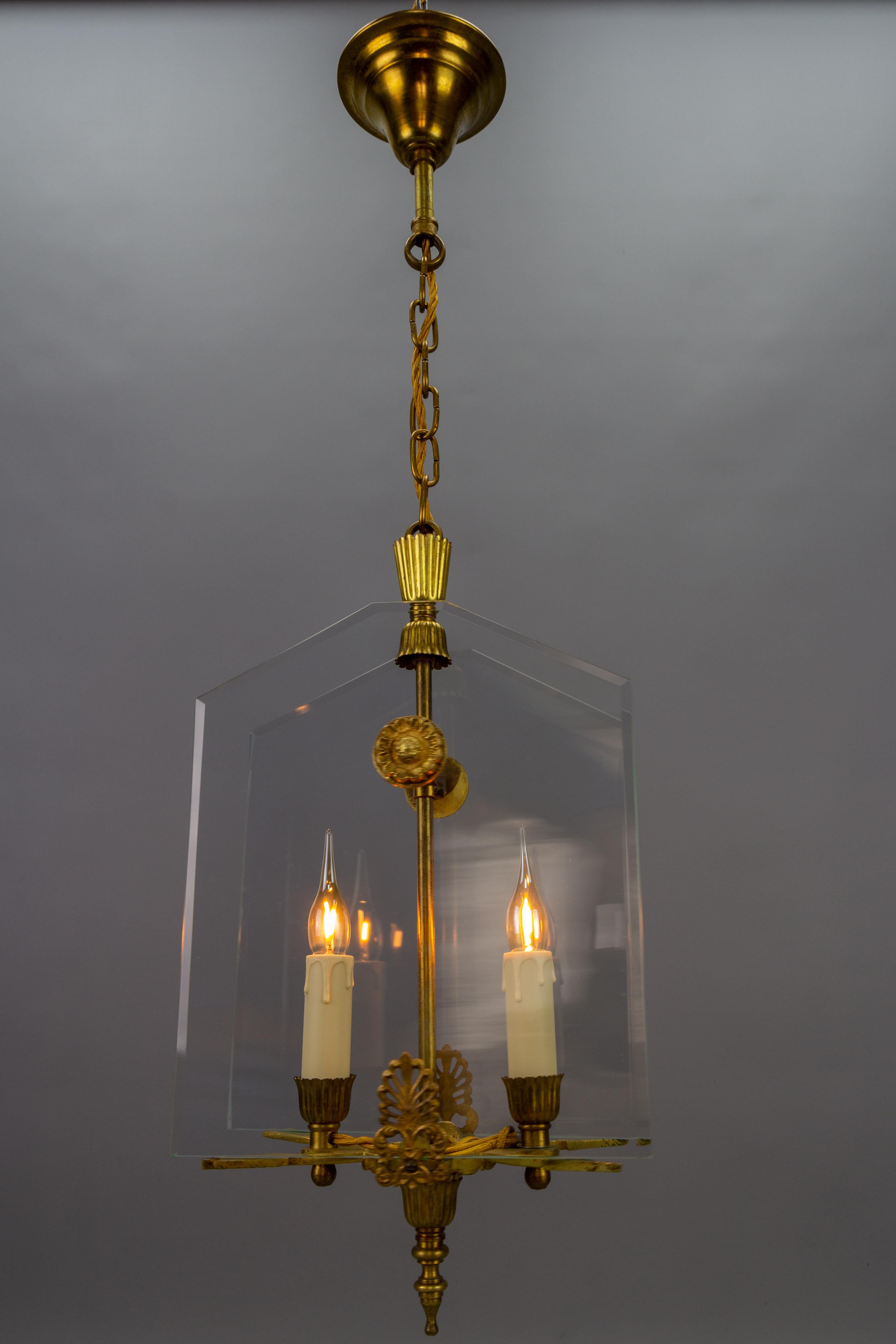 Biseauté Lustre à deux lumières en verre et bronze de style Empire français, années 1950 en vente