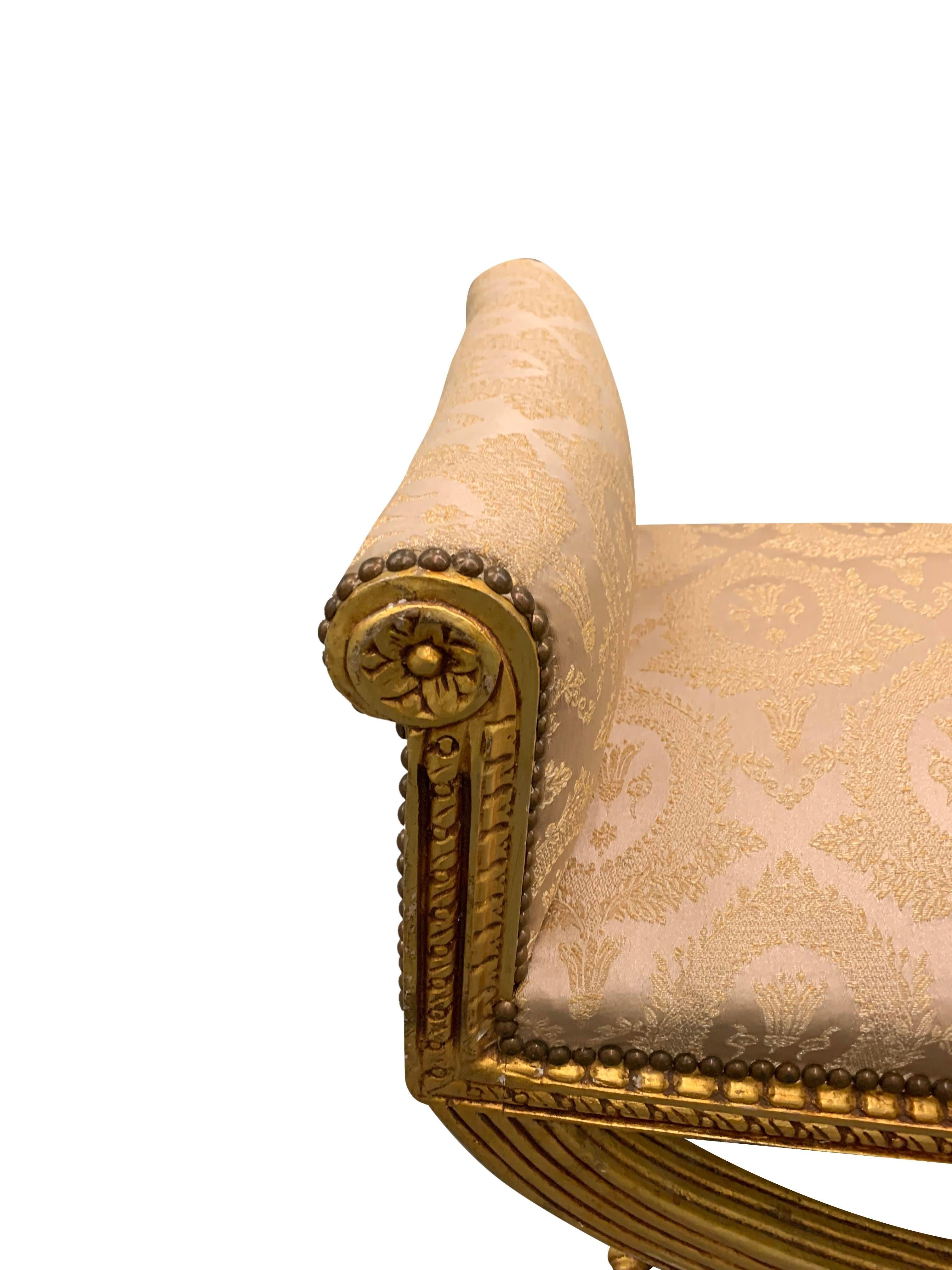 Banco o canapé dorado estilo Imperio francés vintage

Este banco vintage es un complemento perfecto para cualquier hogar que busque un toque de estilo clásico. Su diseño único y sus características funcionales la convierten en una pieza versátil y