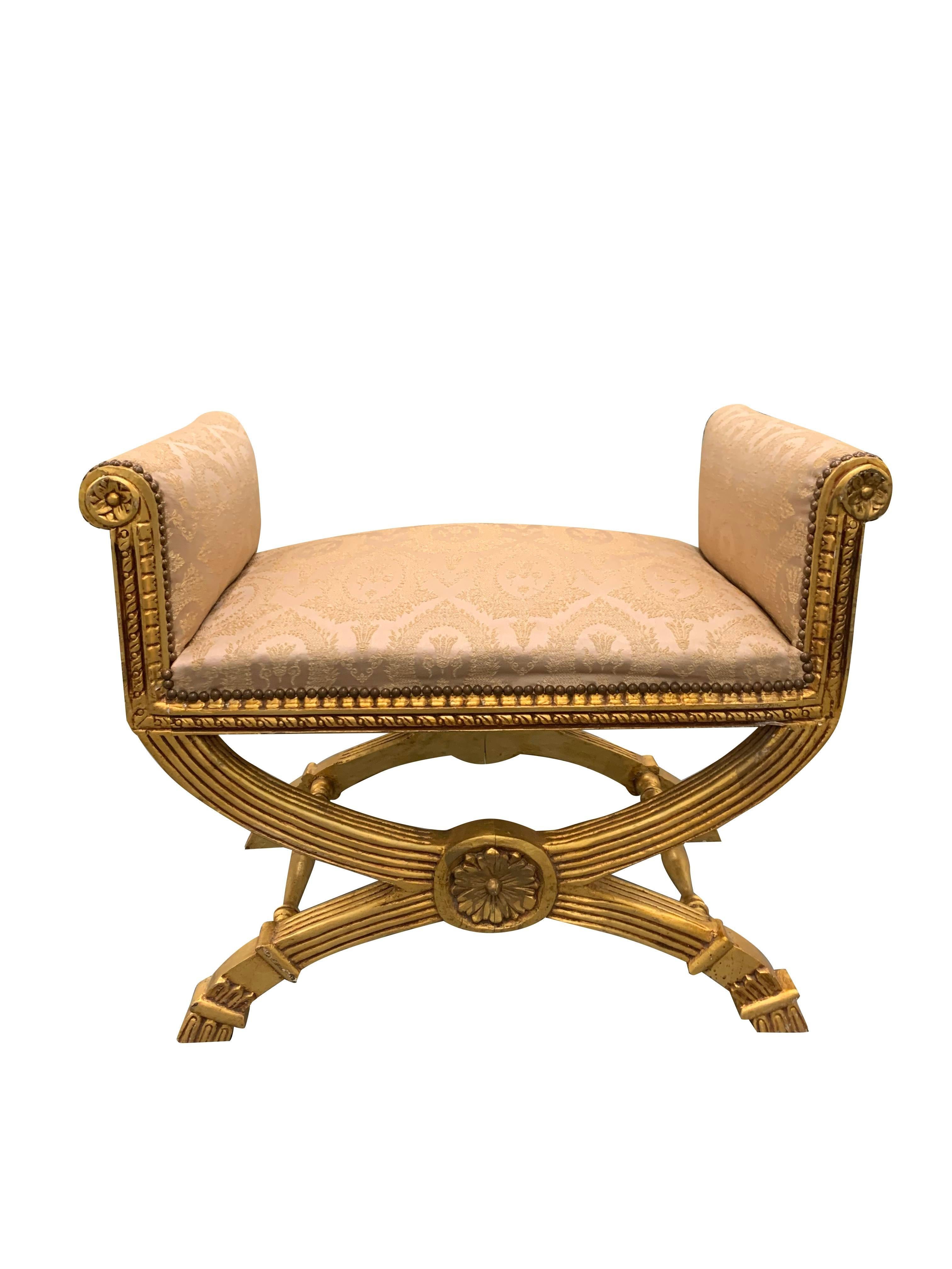 Banco o canapé dorado de estilo Imperio francés en Bueno Estado en Saddle River, NJ
