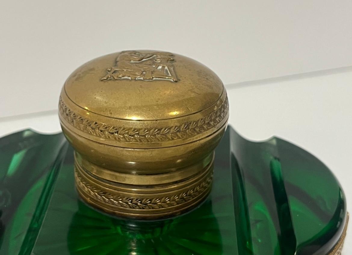 French Empire Style Green Glass Inkwell with Gilt Mounts In Good Condition For Sale In Nashville, TN