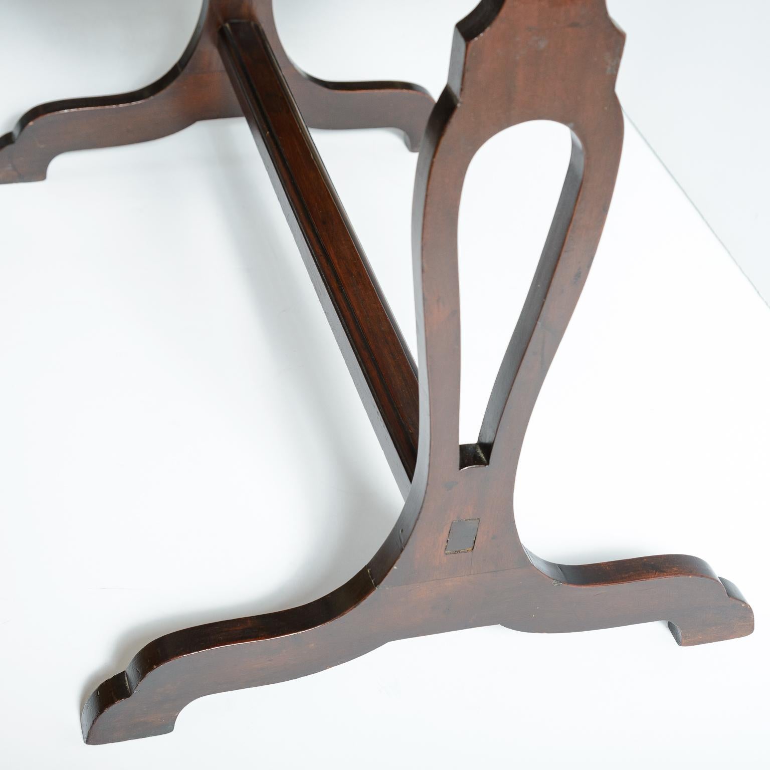 Style Empire français  Table de maître à 2 niveaux en forme de rein et galerie en laiton en vente 5