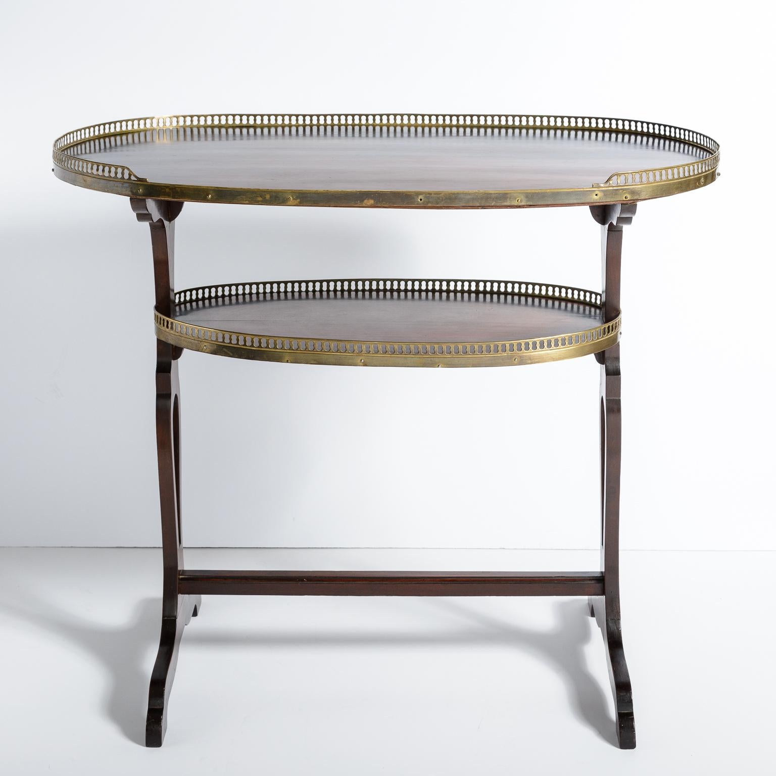 Fait main Style Empire français  Table de maître à 2 niveaux en forme de rein et galerie en laiton en vente